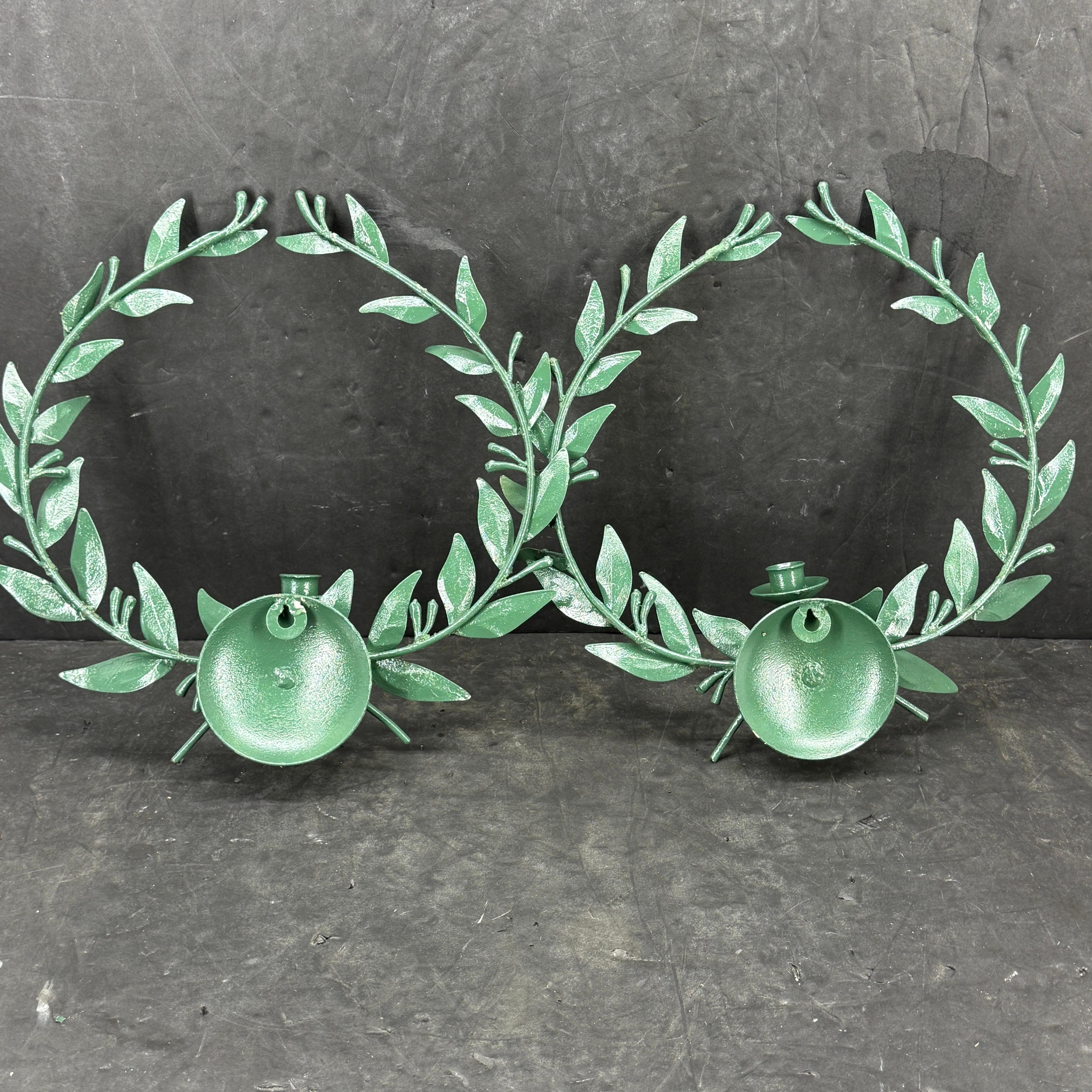 Pair of Italian Green Painted Laurel Leaf Candle Wall Sconces Bon état - En vente à Haddonfield, NJ