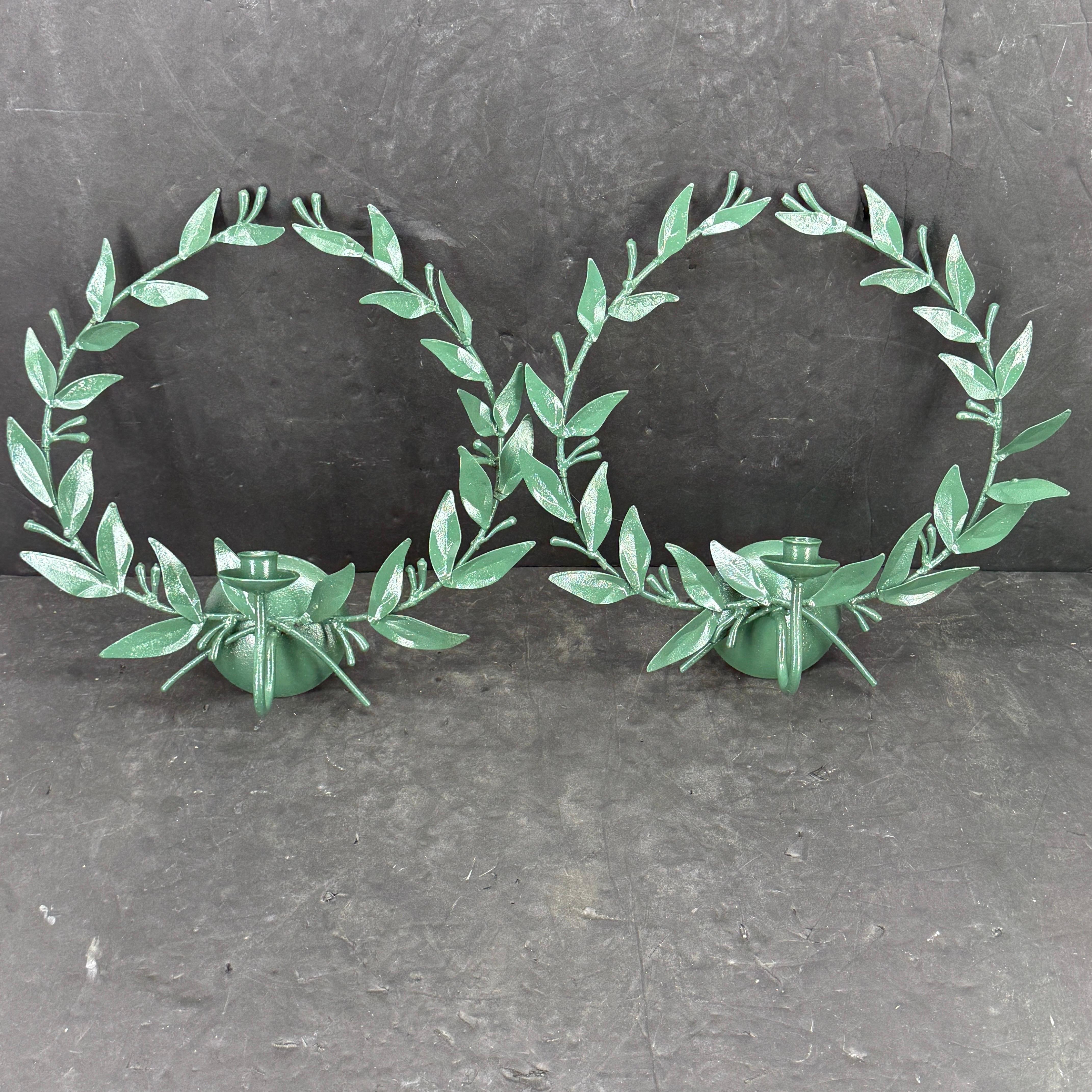 20ième siècle Pair of Italian Green Painted Laurel Leaf Candle Wall Sconces en vente