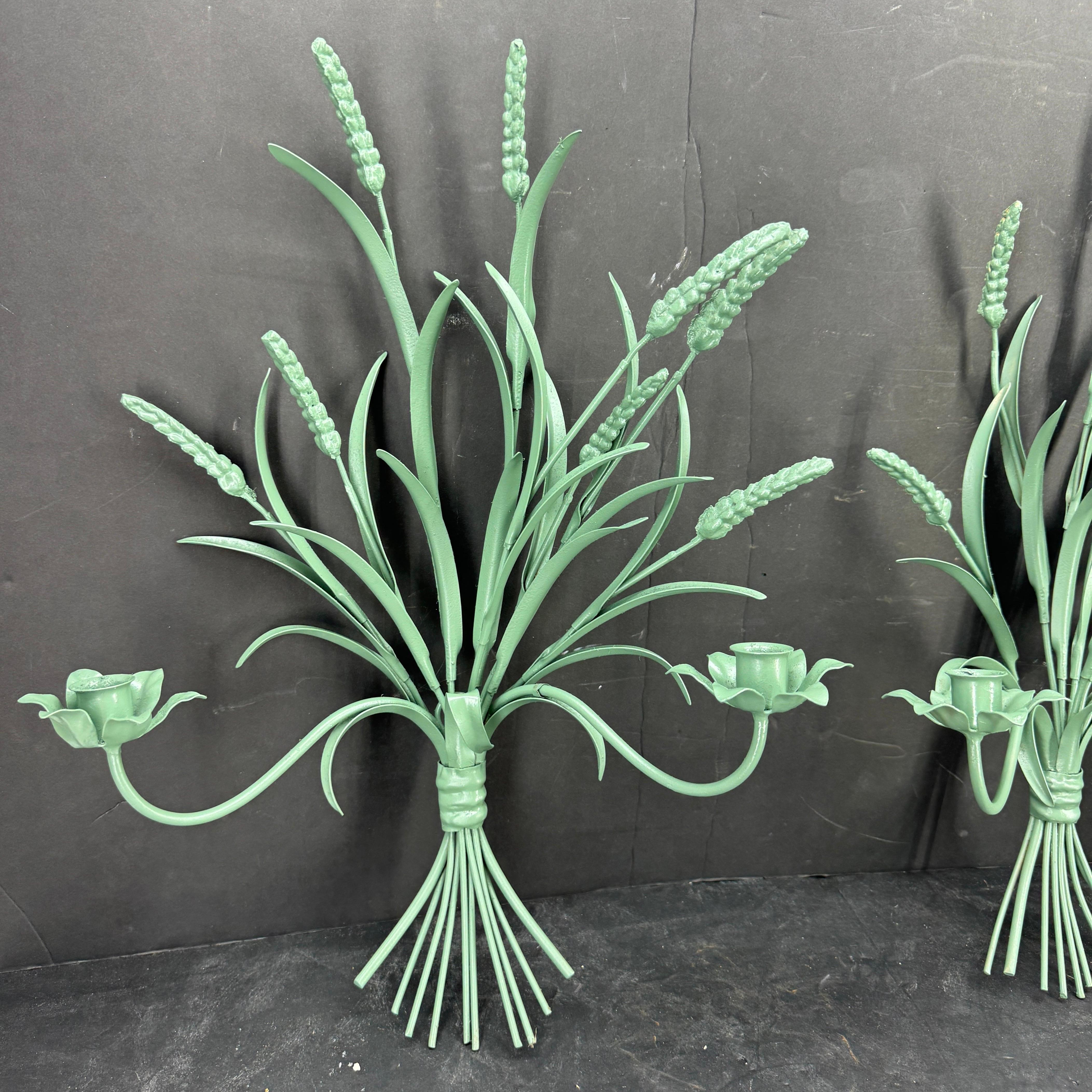 Affascinante coppia di candele da parete con bellissimi dettagli. Le finiture dipinte di verde di questa coppia hanno un aspetto classico molto gradevole. Questi oggetti valorizzeranno sicuramente qualsiasi corridoio, sala da pranzo o soggiorno.