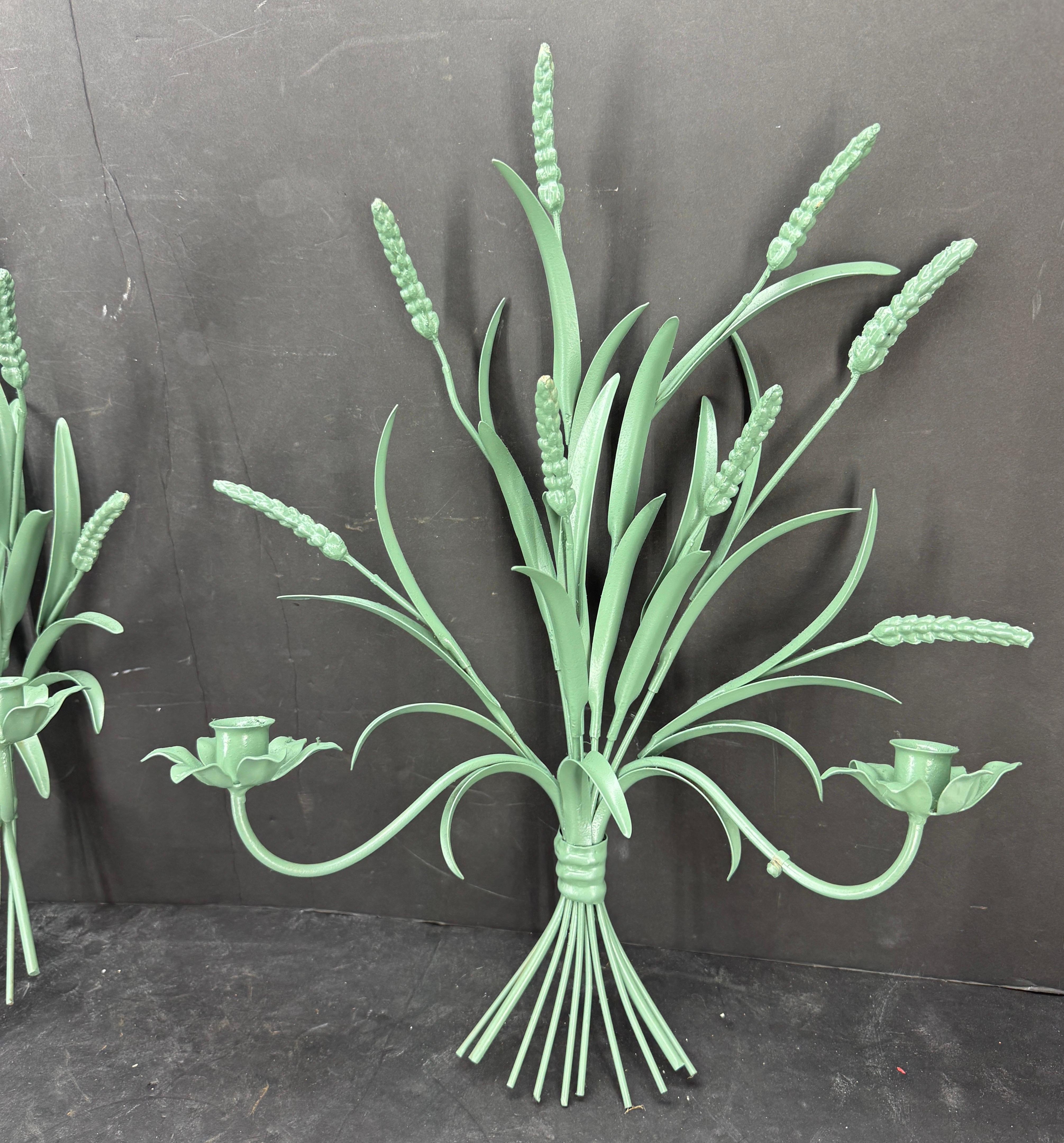 Mid-Century moderno Coppia di candele da parete italiane in metallo verniciato verde Greene & Greene