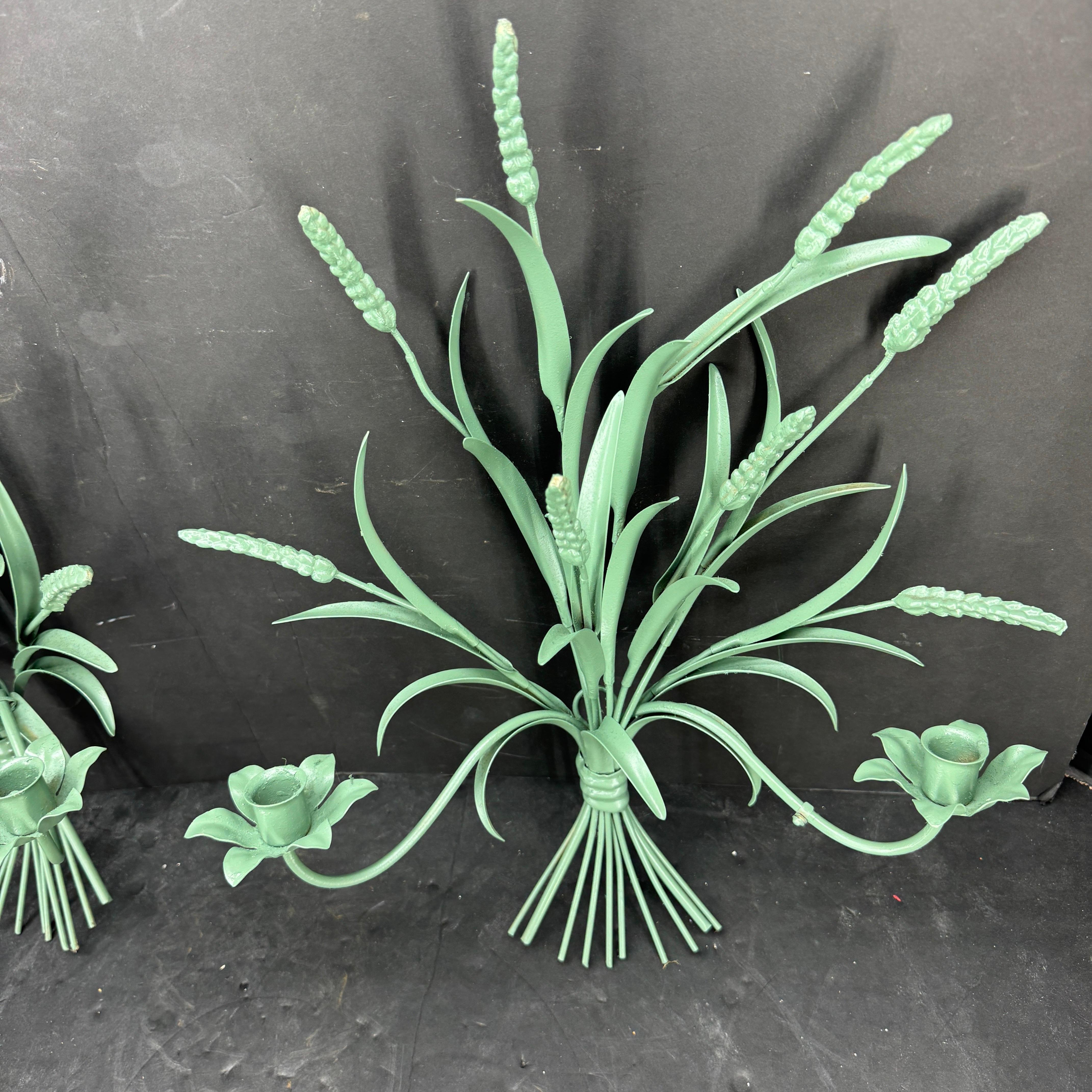Italiano Coppia di candele da parete italiane in metallo verniciato verde Greene & Greene
