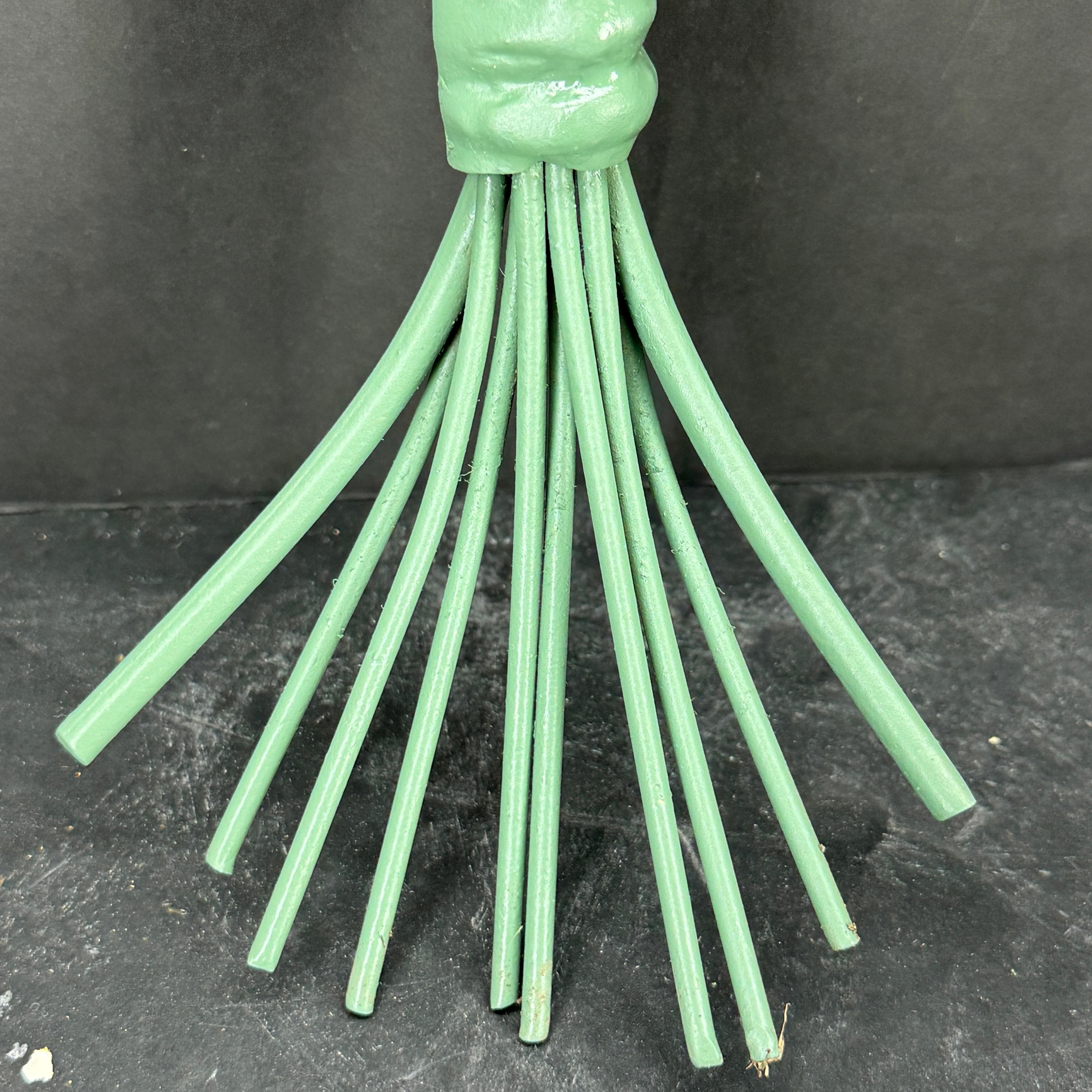 XX secolo Coppia di candele da parete italiane in metallo verniciato verde Greene & Greene