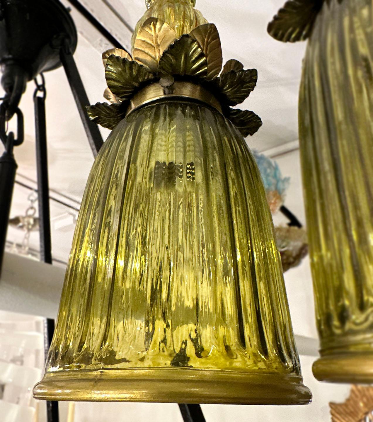 Milieu du XXe siècle Paire de lampes à suspension vertes italiennes, vendues individuellement en vente