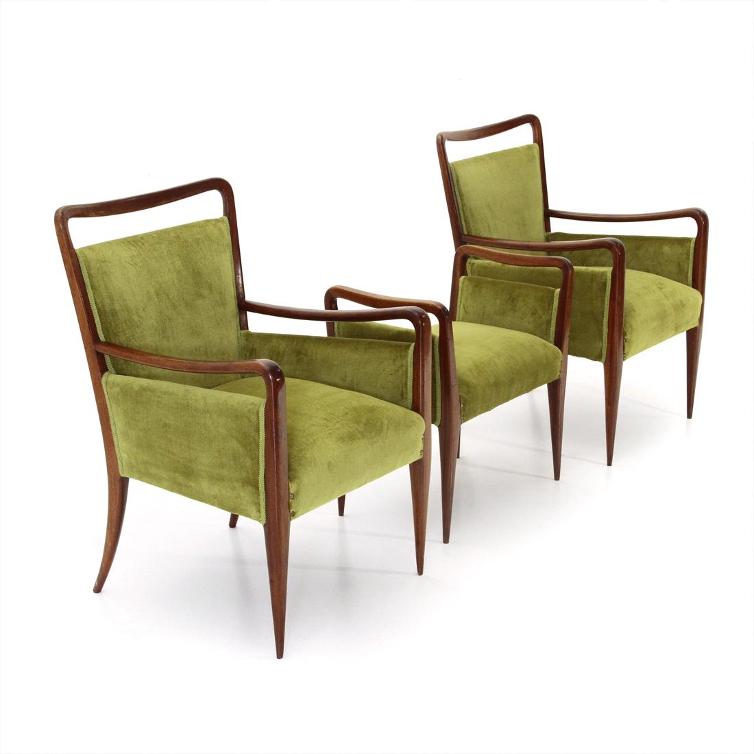 Pair of armchairs with an ottoman, of Italian manufacture produced in the 1940s.
Wooden structure.
Legs slightly curved and tapered on the finish.
Anatomical armrests and back.
Seat and back padded and lined with new green velvet fabric.
Good