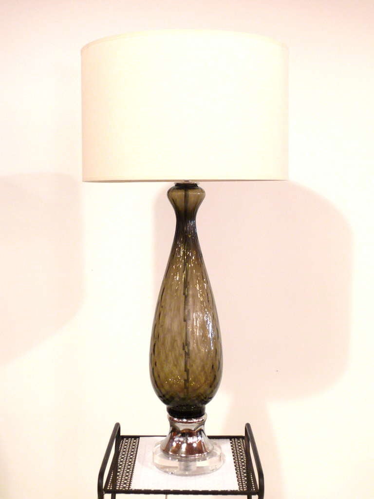 Zwei italienische Tischlampen aus grauem, strukturiertem Glas auf Chrom- und Lucite-Sockeln, 1960er Jahre, Stiel und 3-Wege-Fassung an jeder Lampe. Neu verkabelt. Die Lampenschirme sind nicht enthalten.