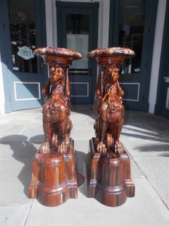 Paar italienische Griffon Majolika-Terrakotta-Sockel auf Sockeln auf Sockeln. CIRCA 1850