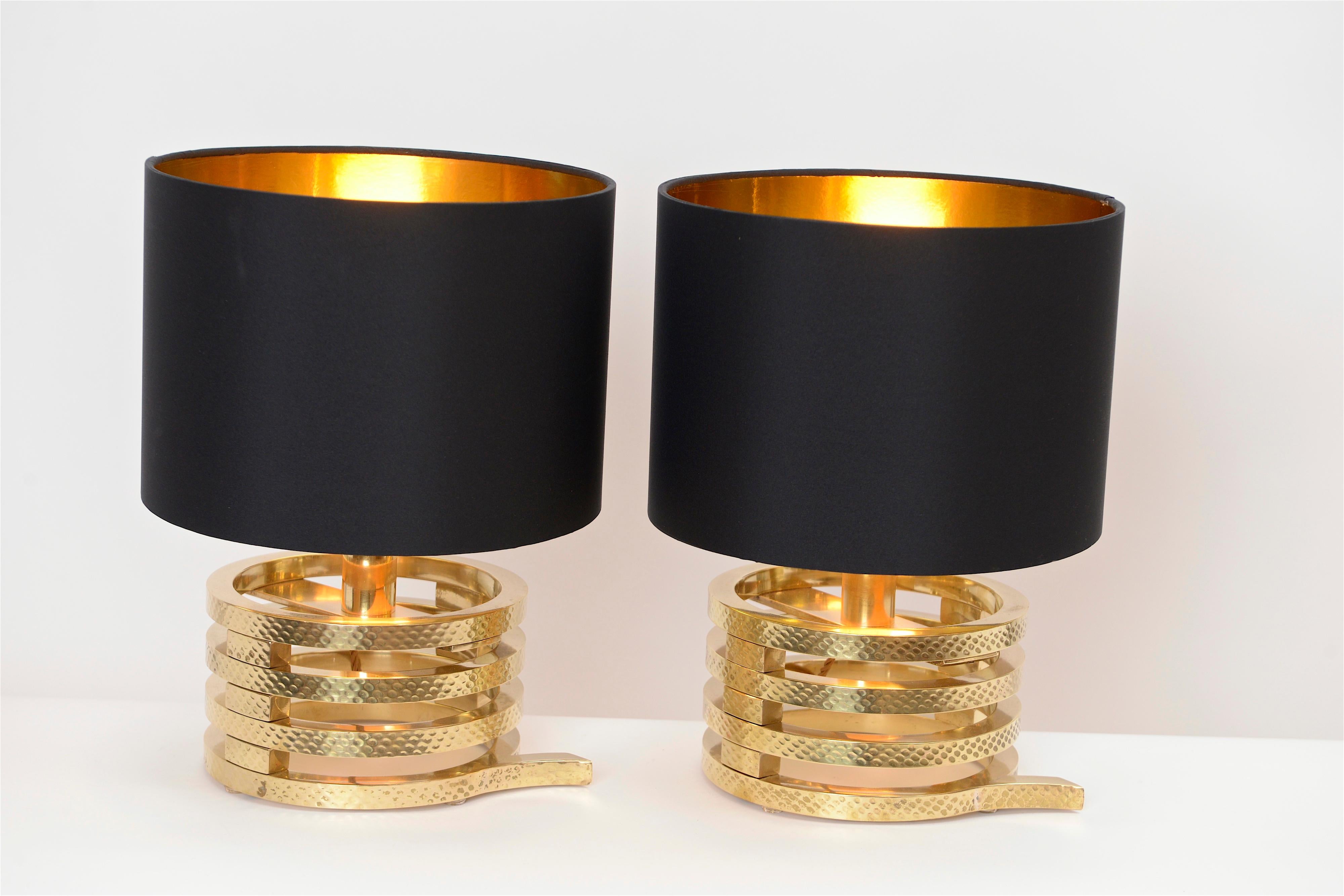 A fantastic pair of high quality brass table lamps from the 1960s. The main body of the lamps are constructed from four solid brass rings with a decorative hammered finish. Reminiscent of designs by Osvaldo Borsani or Tommaso Barbi, these super