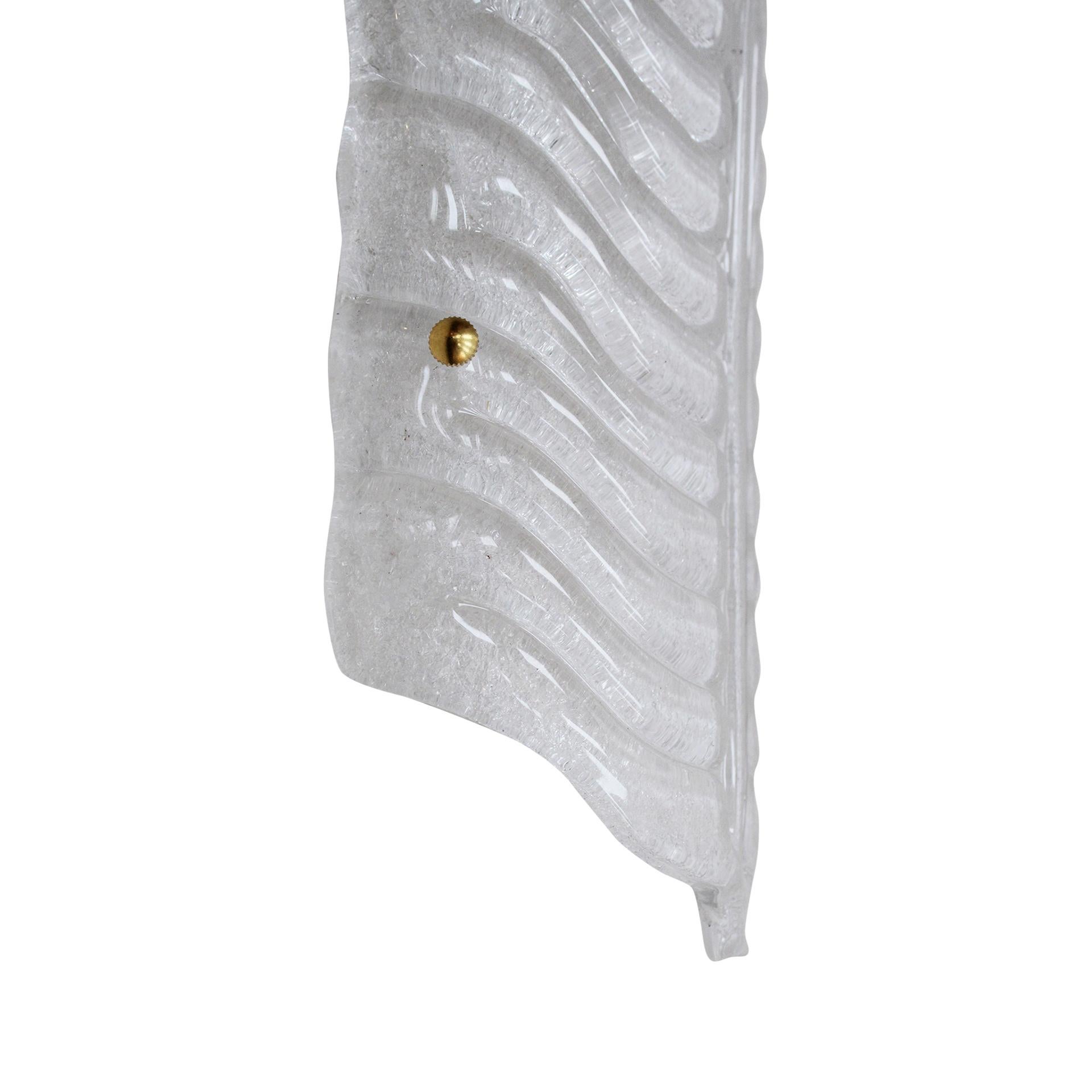 Pareja de apliques italianos de cristal de Murano soplado a mano y pluma de latón Moderno de mediados de siglo en venta