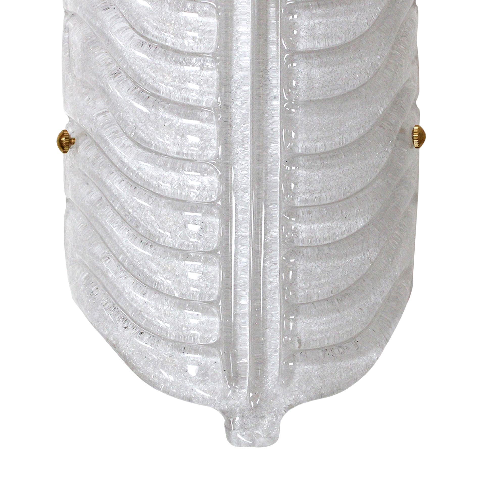 Pareja de apliques italianos de cristal de Murano soplado a mano y pluma de latón Siglo XXI y contemporáneo en venta