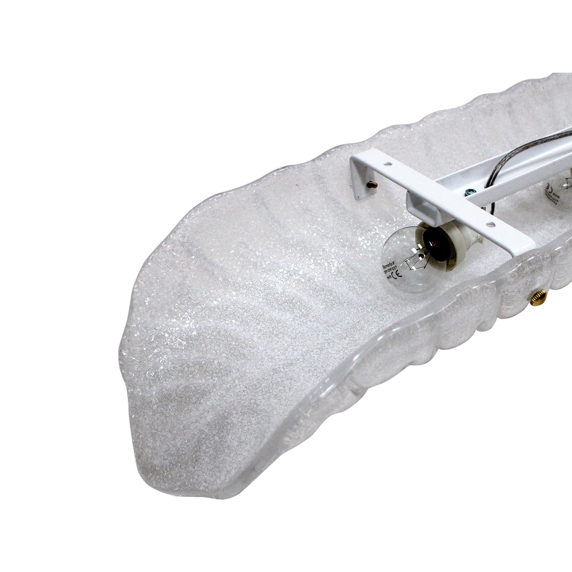 Pareja de apliques italianos de cristal de Murano soplado a mano y pluma de latón Latón en venta