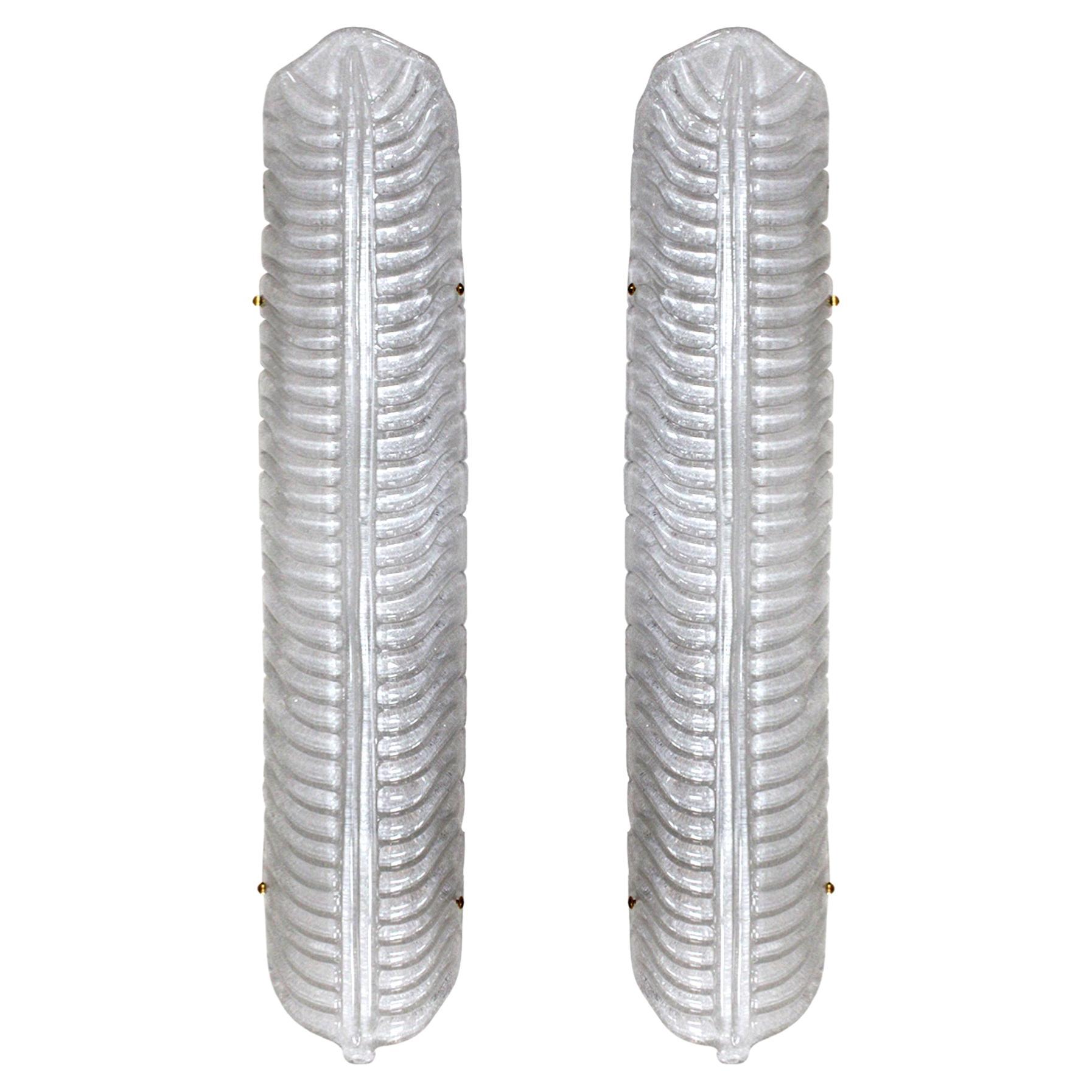 Coppia di lampade da parete italiane in vetro di Murano soffiato a mano e ottone con piume