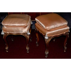 Paire de poufs italiens sculptés à la main et tapissés de soie:: vers les années 1950