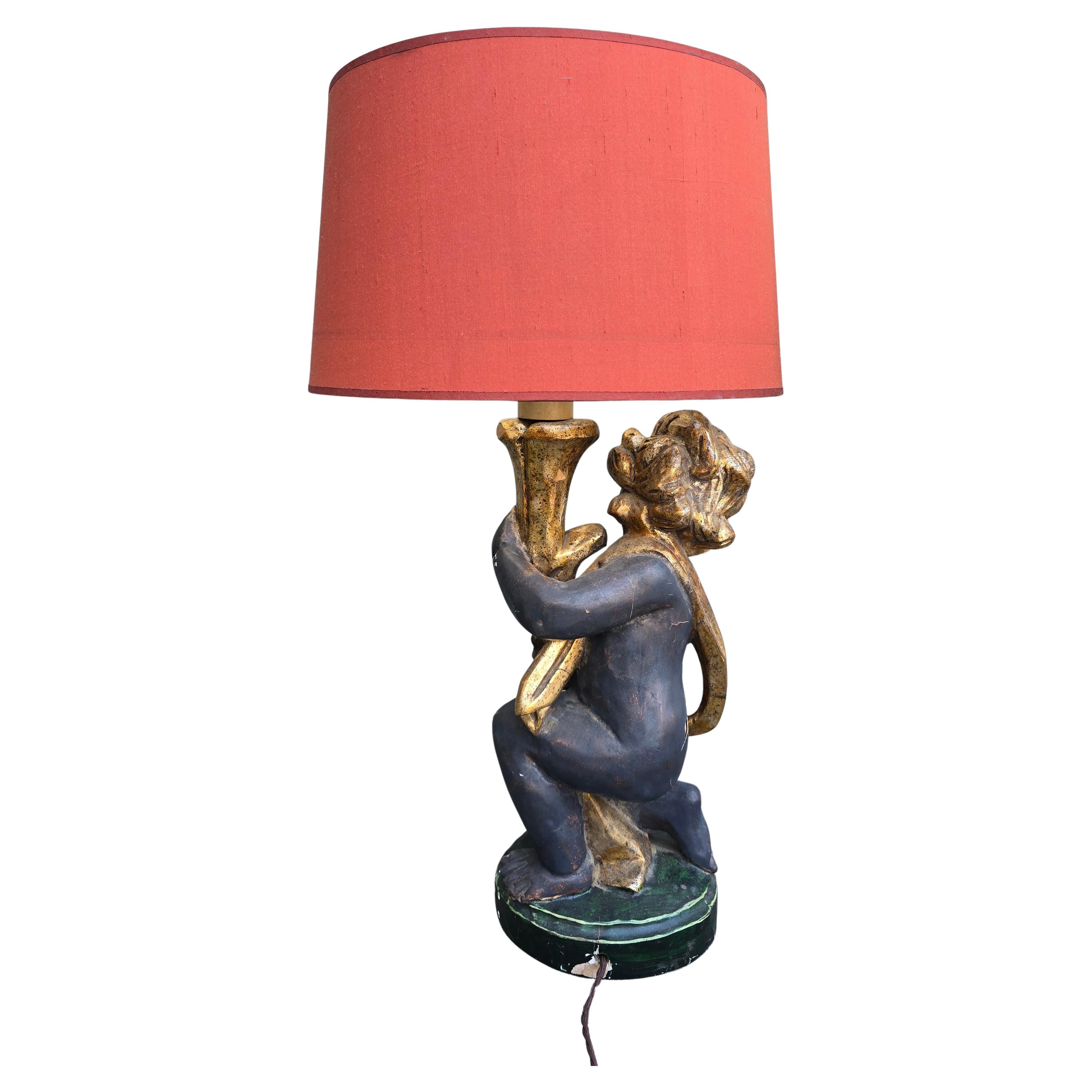 Coppia di lampade da tavolo italiane a cherubino intagliate a mano - Legno dorato, circa 1940

Una coppia di lampade da tavolo italiane di grande effetto e atmosfera, ognuna delle quali presenta un cherubino barocco intagliato a mano in posizione