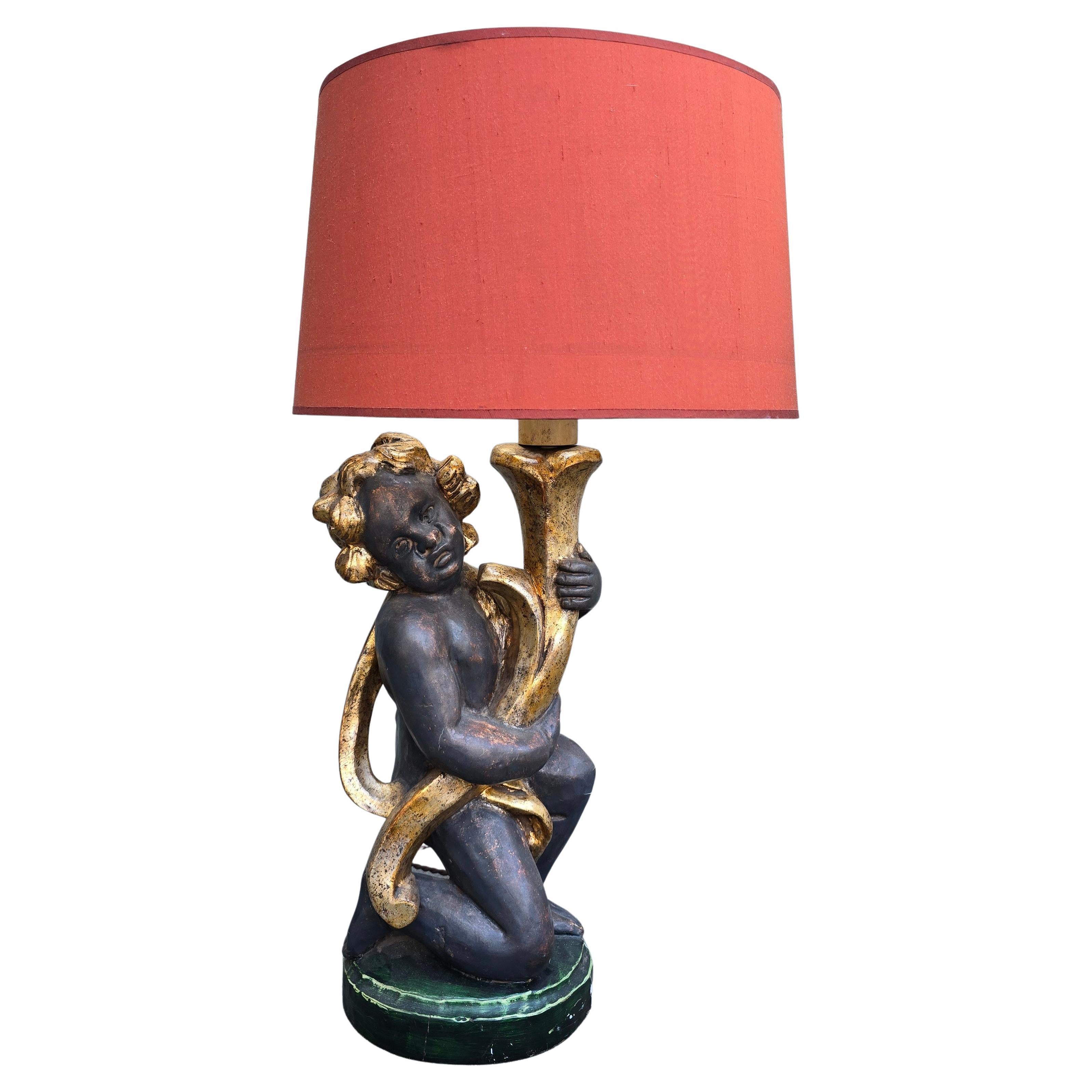 Hollywood Regency Coppia di lampade a cherubino italiane intagliate a mano in legno dorato, circa 1940 in vendita