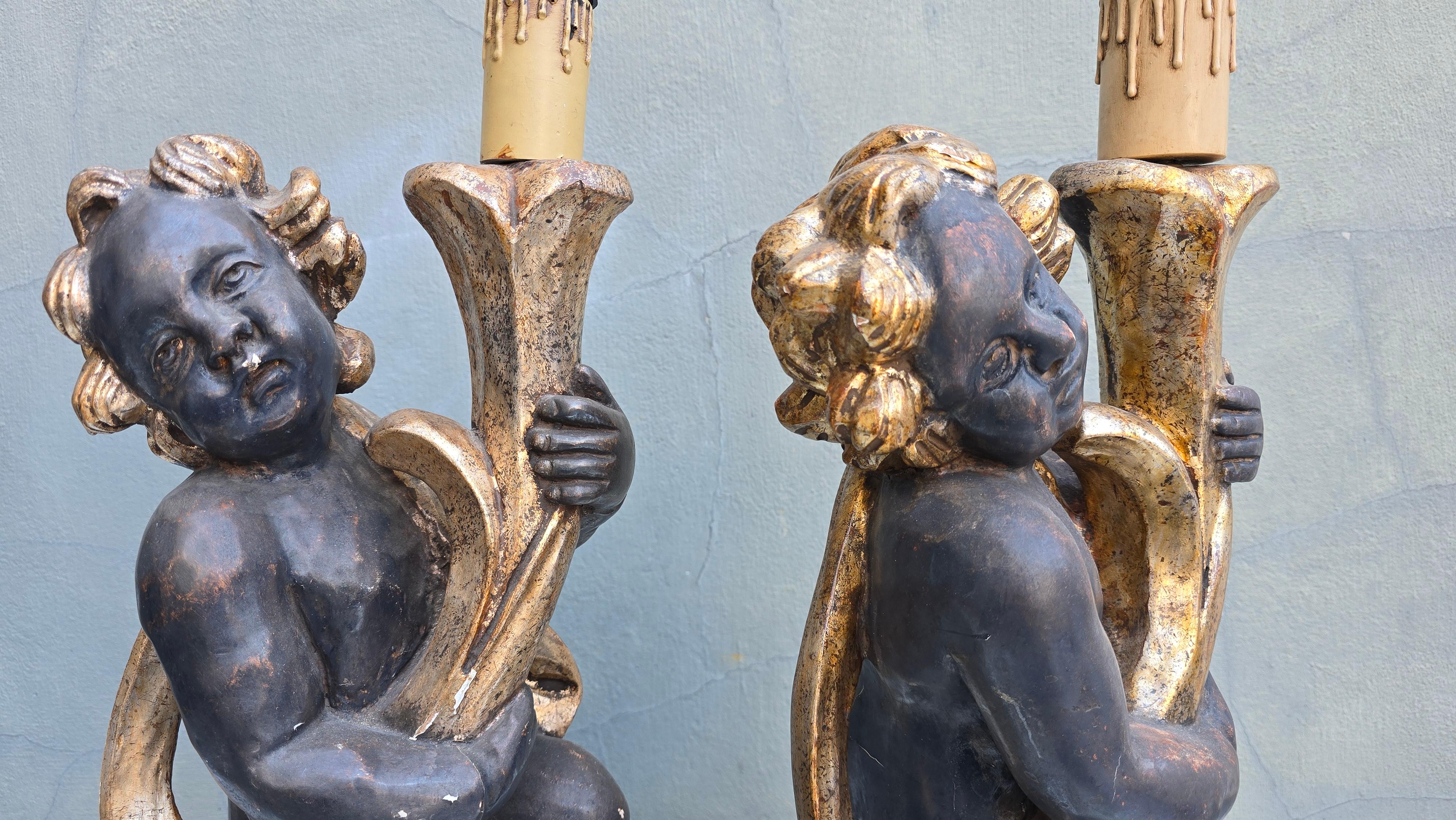 Italiano Coppia di lampade a cherubino italiane intagliate a mano in legno dorato, circa 1940 in vendita