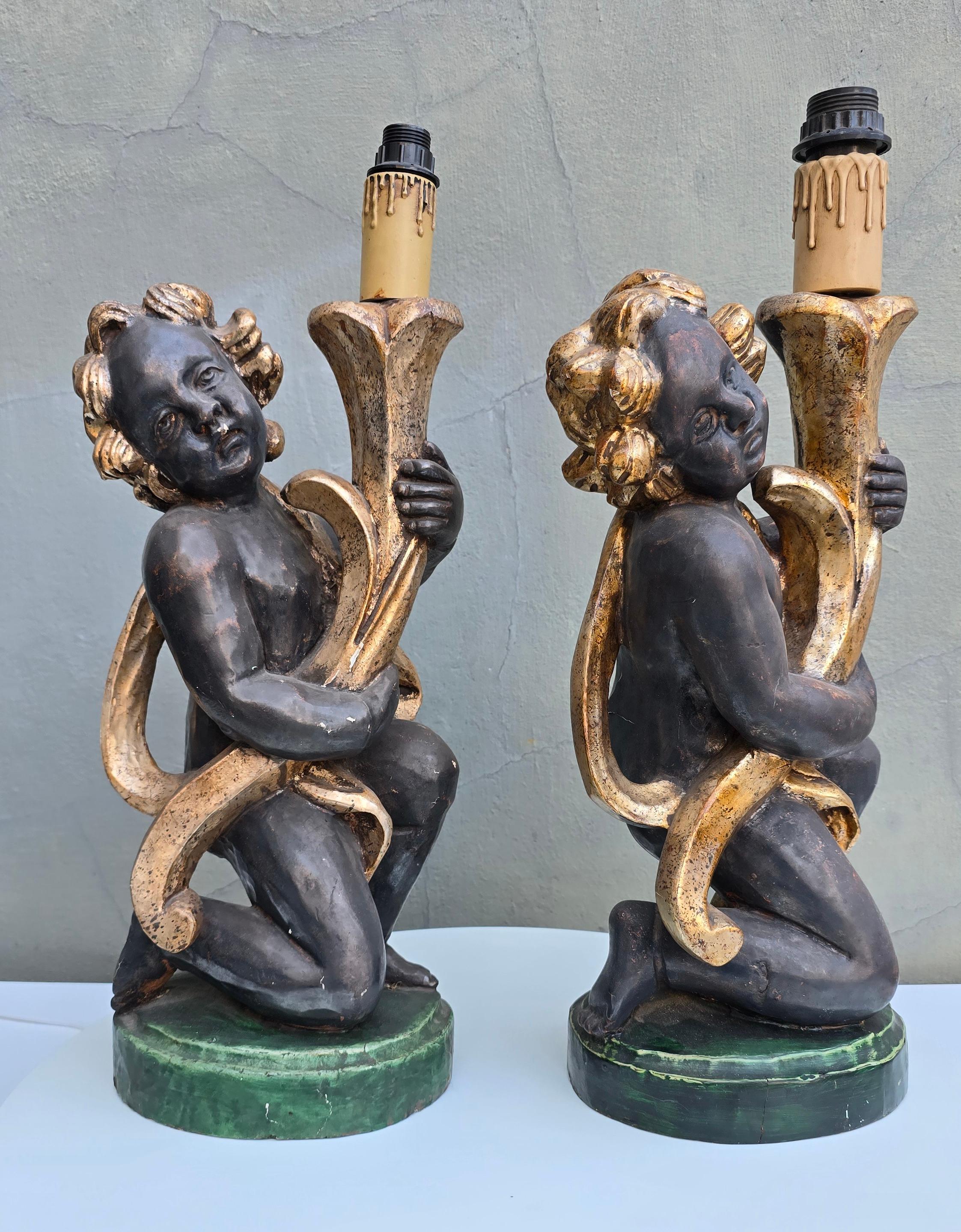 Intagliato Coppia di lampade a cherubino italiane intagliate a mano in legno dorato, circa 1940 in vendita