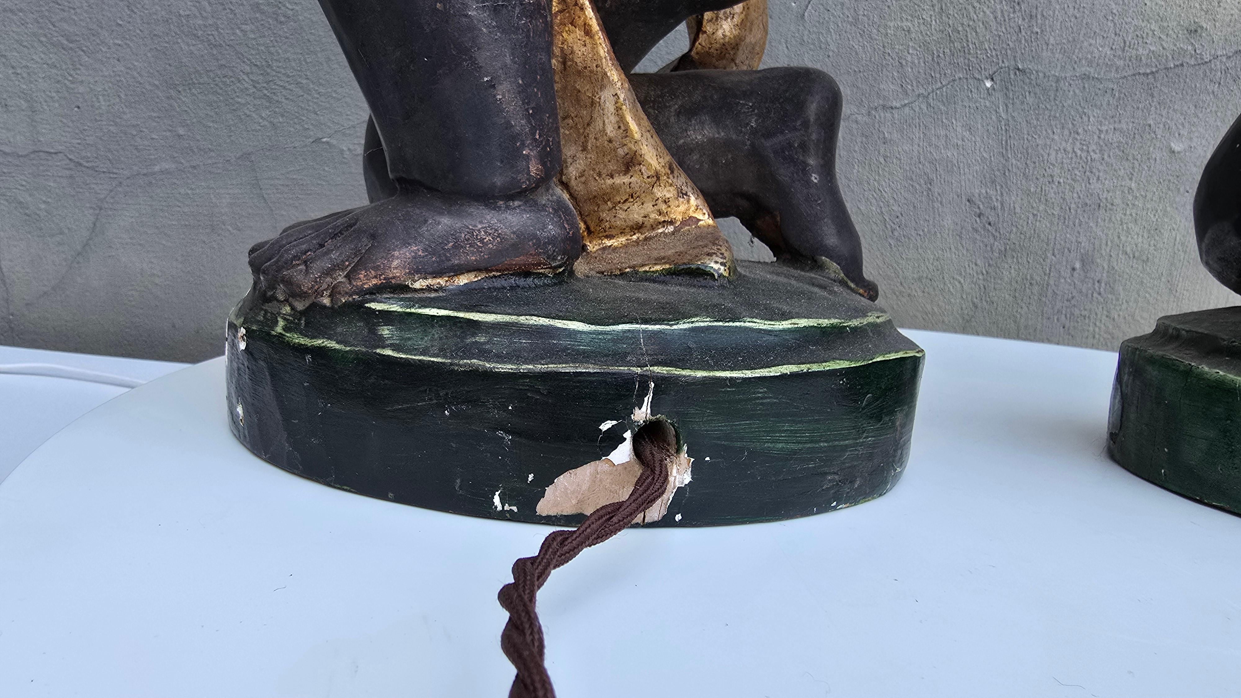 Coppia di lampade a cherubino italiane intagliate a mano in legno dorato, circa 1940 In condizioni buone in vendita a Antwerp, BE