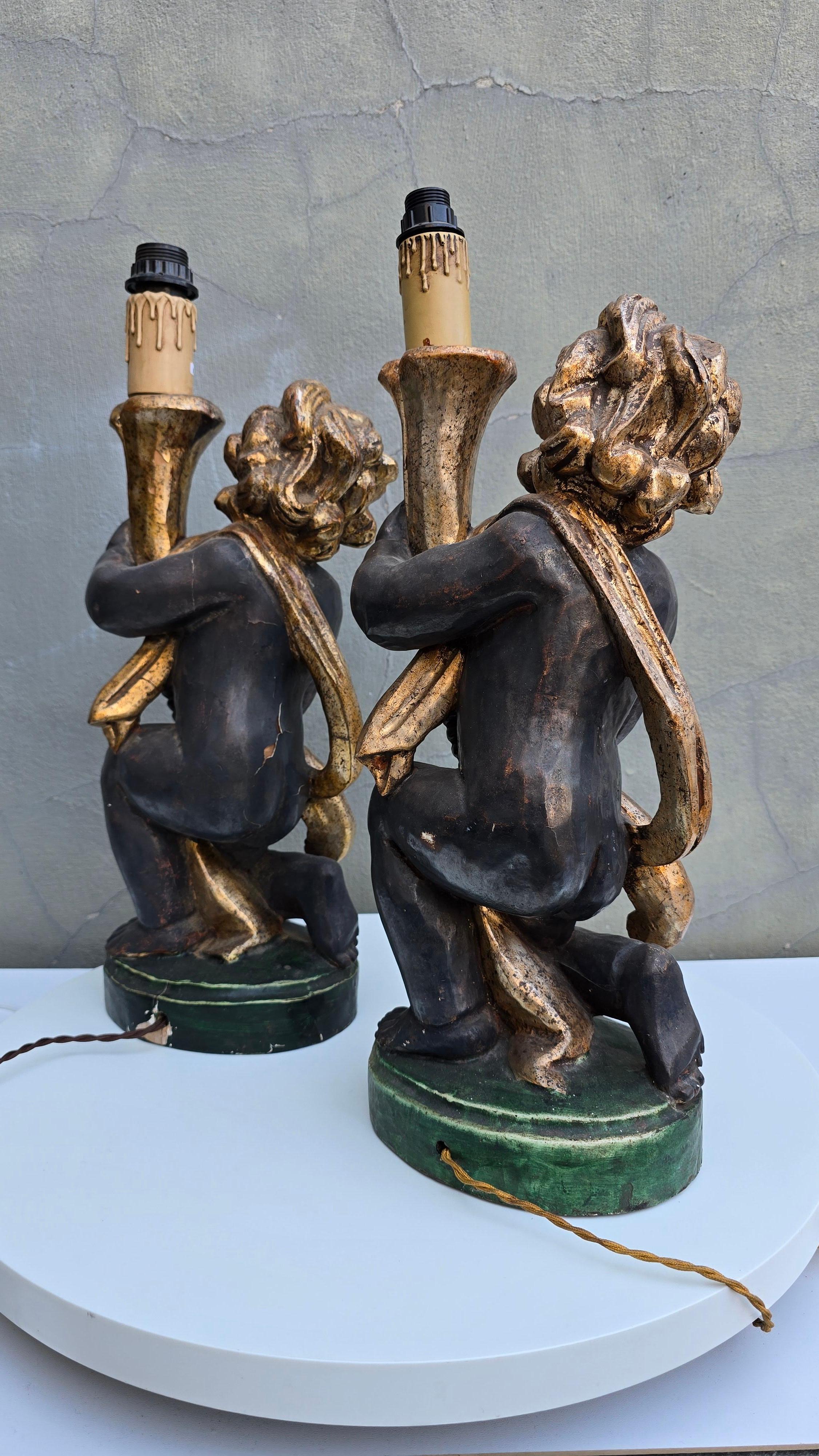 XX secolo Coppia di lampade a cherubino italiane intagliate a mano in legno dorato, circa 1940 in vendita