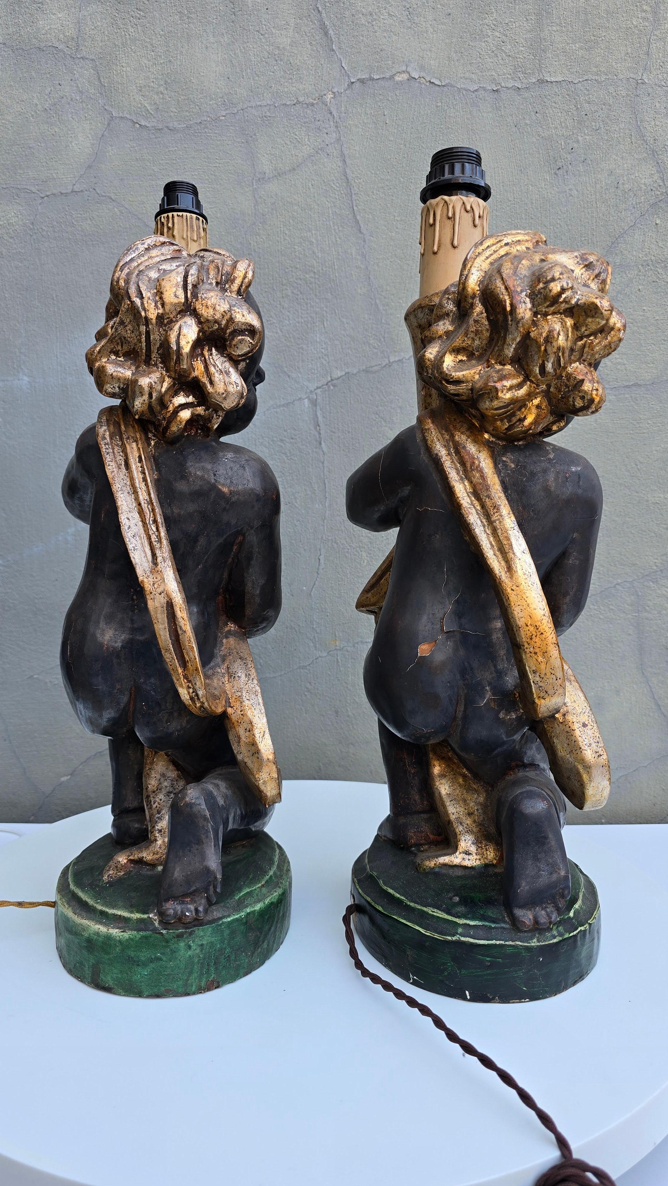 Coppia di lampade a cherubino italiane intagliate a mano in legno dorato, circa 1940 in vendita 1