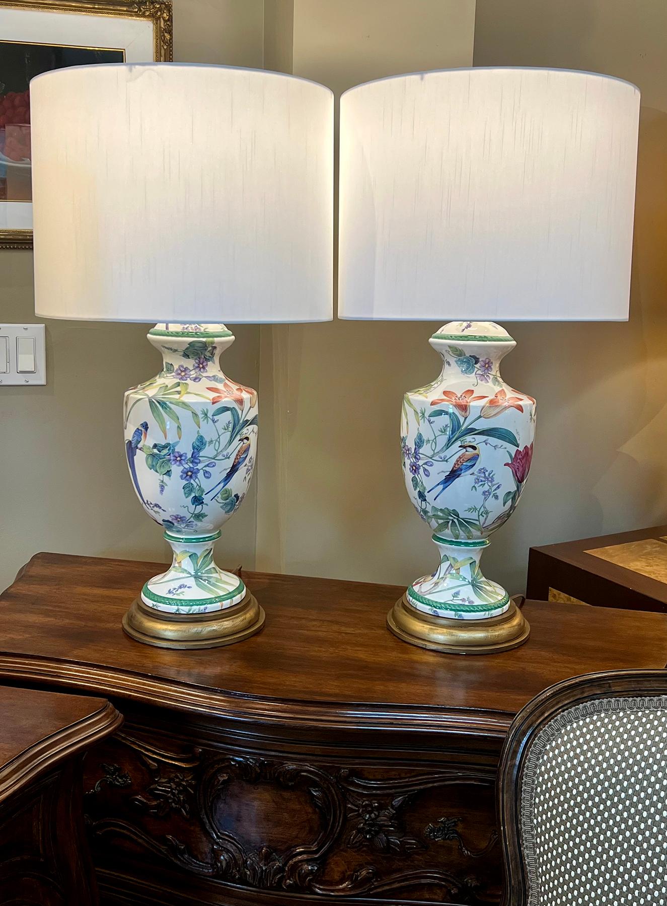 Paire de lampes balustres en porcelaine italienne peinte à la main avec motifs d'oiseaux en vente 3