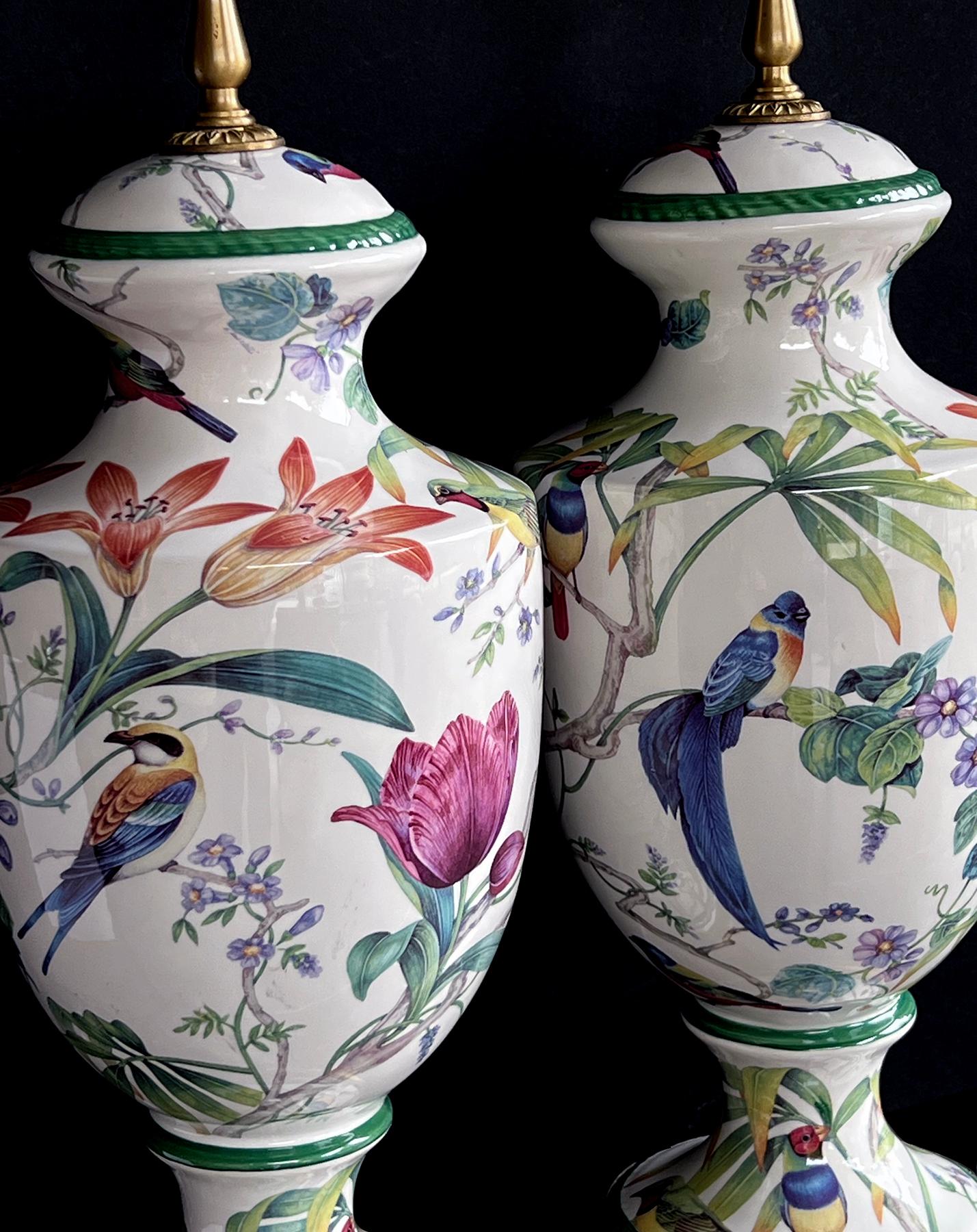 Autre Paire de lampes balustres en porcelaine italienne peinte à la main avec motifs d'oiseaux en vente