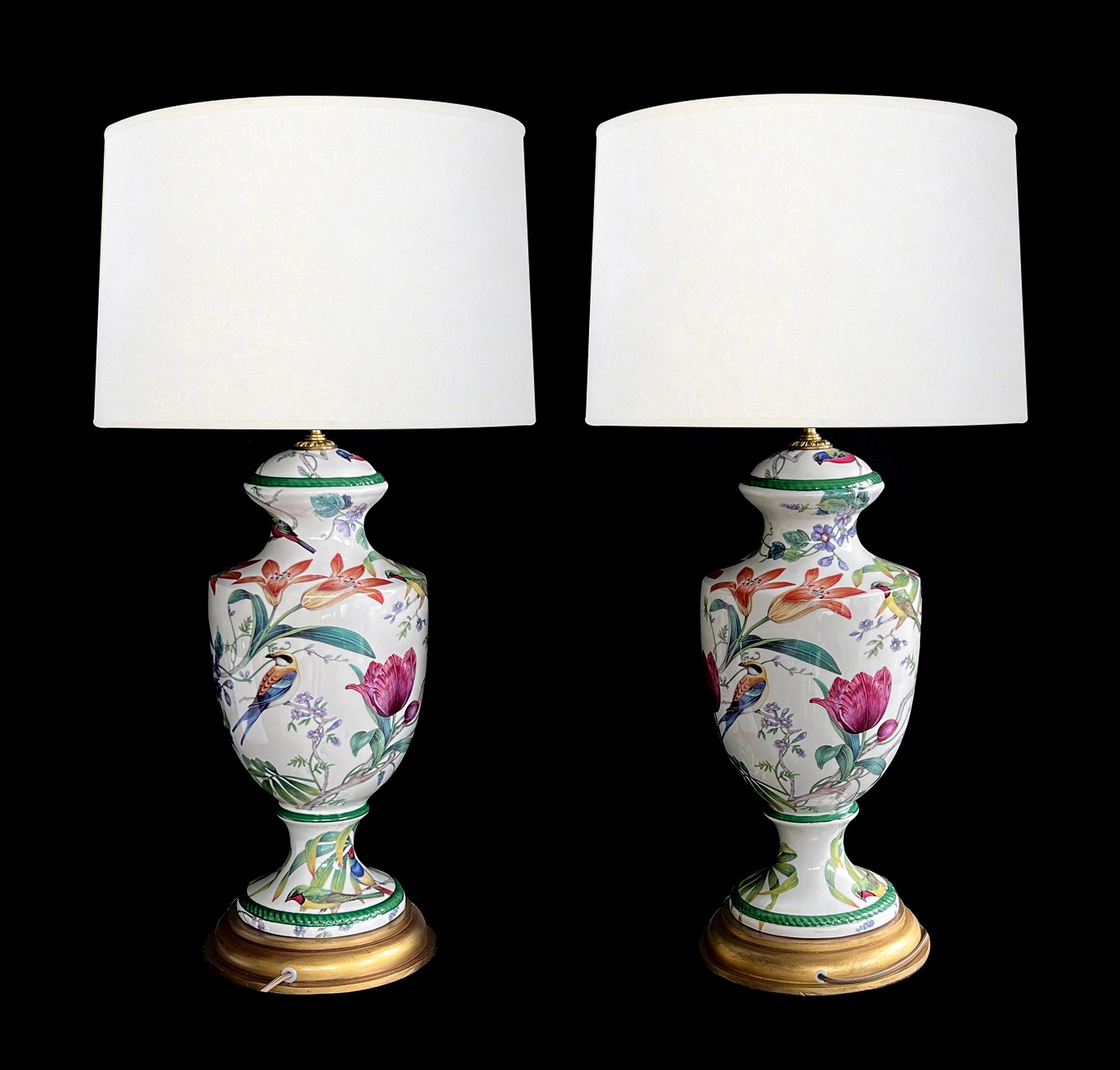 Peint à la main Paire de lampes balustres en porcelaine italienne peinte à la main avec motifs d'oiseaux en vente