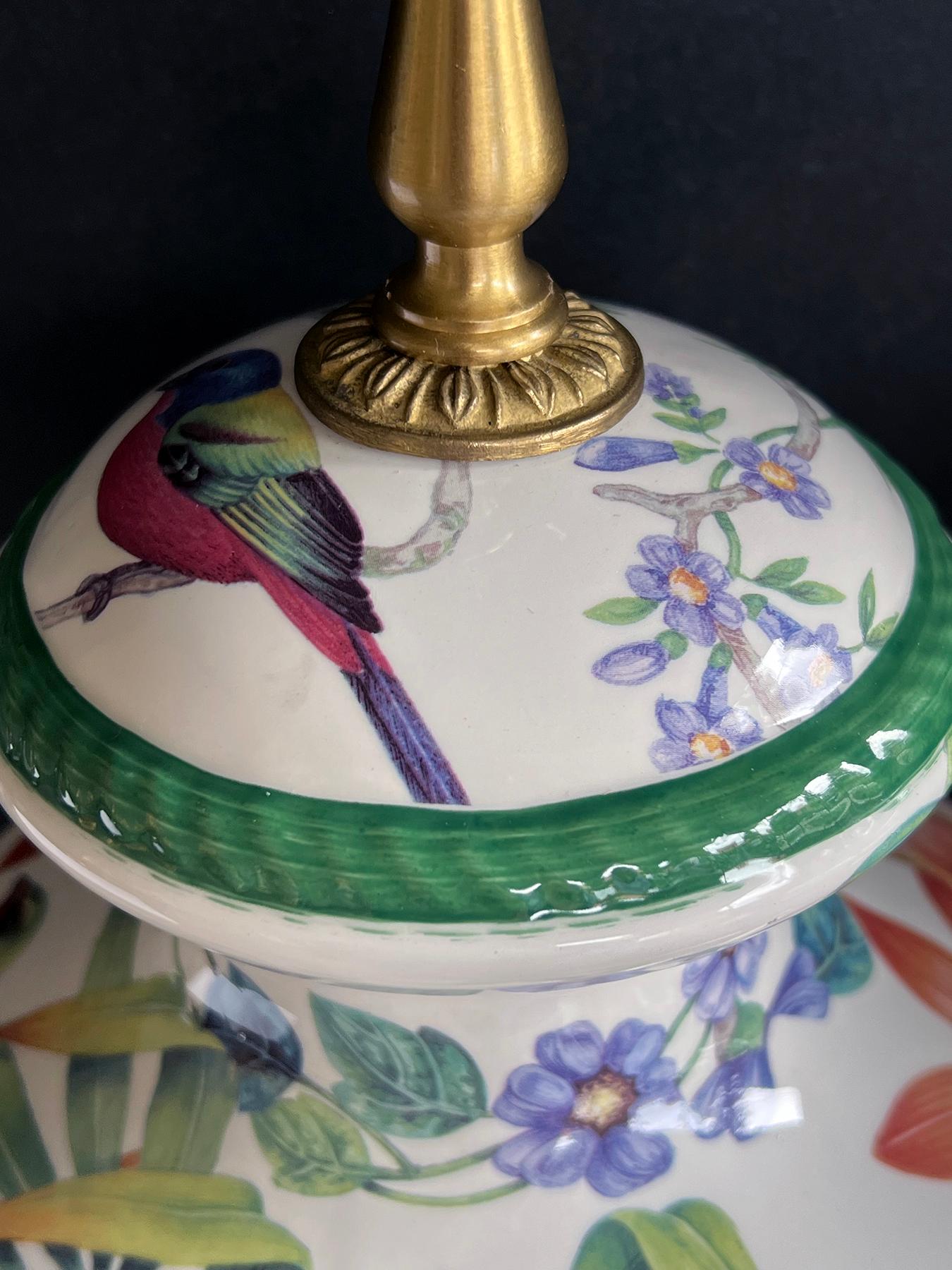 Paire de lampes balustres en porcelaine italienne peinte à la main avec motifs d'oiseaux Bon état - En vente à San Francisco, CA