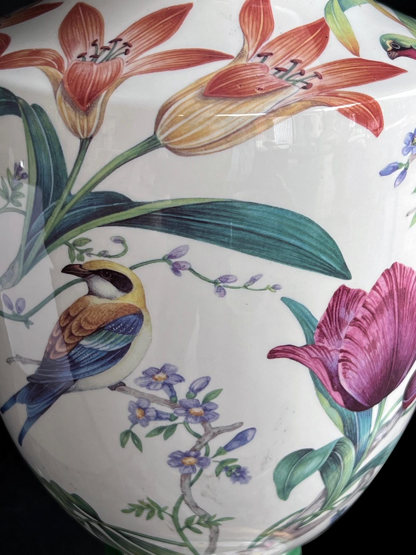 Fin du 20e siècle Paire de lampes balustres en porcelaine italienne peinte à la main avec motifs d'oiseaux en vente