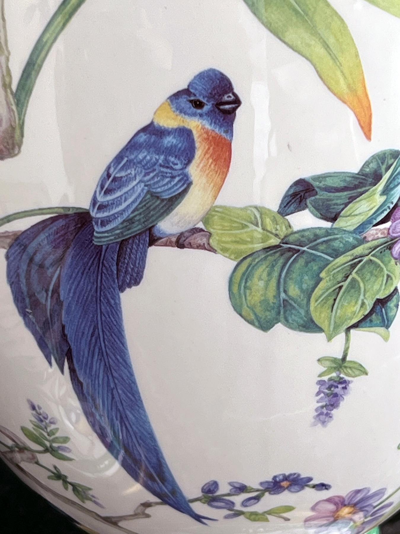 Porcelaine Paire de lampes balustres en porcelaine italienne peinte à la main avec motifs d'oiseaux en vente