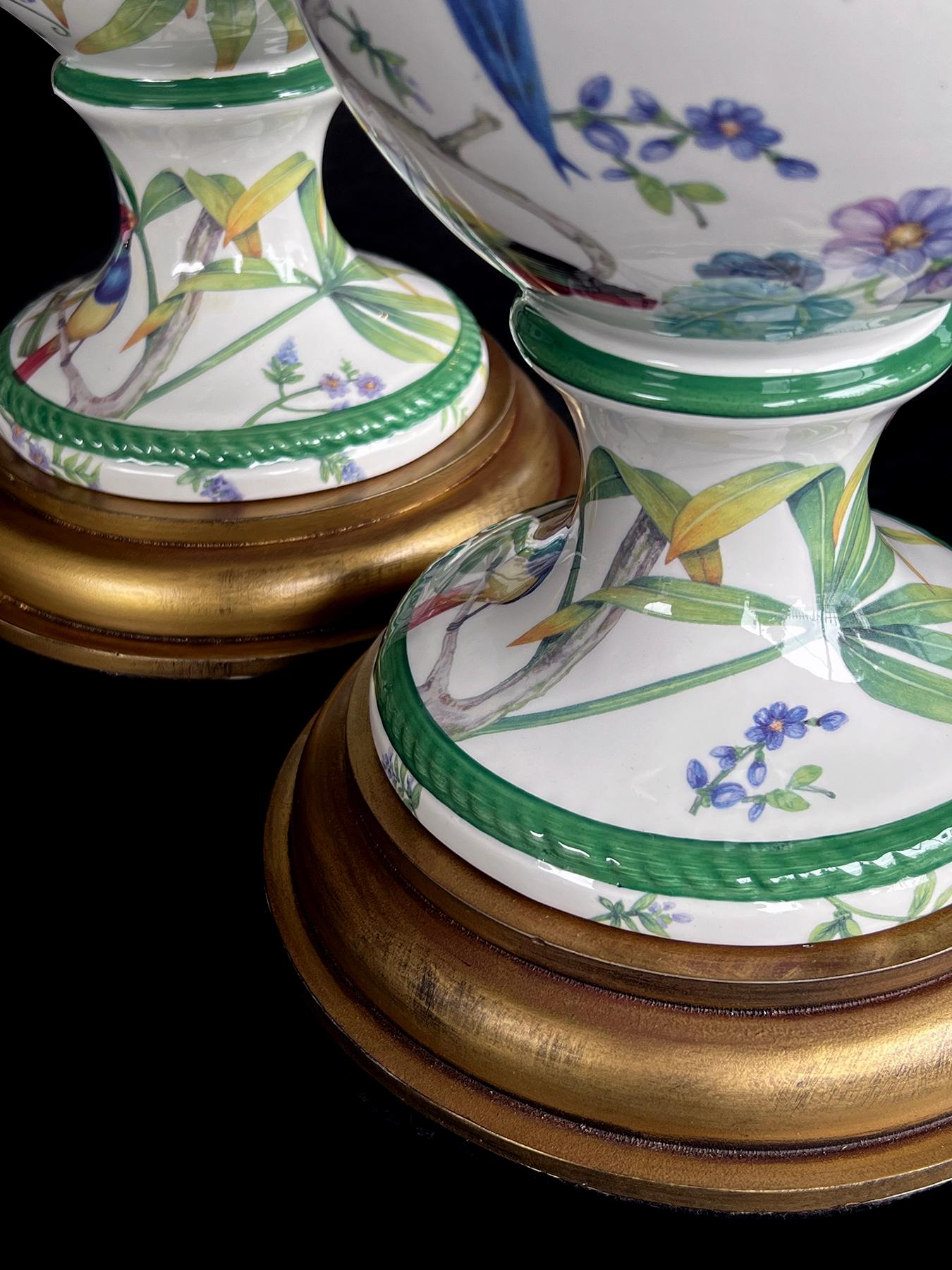 Paire de lampes balustres en porcelaine italienne peinte à la main avec motifs d'oiseaux en vente 1