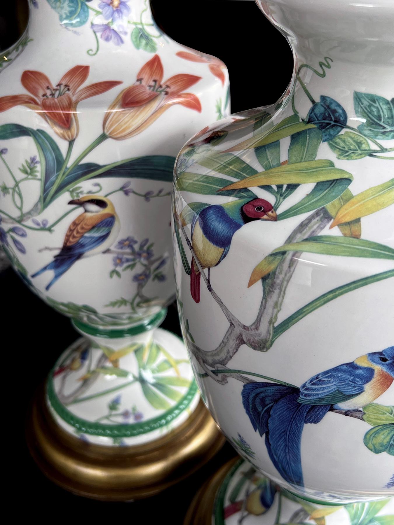 Paire de lampes balustres en porcelaine italienne peinte à la main avec motifs d'oiseaux en vente 2
