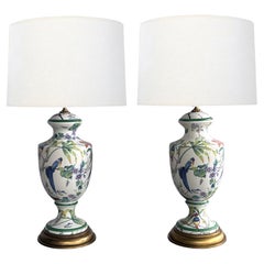 Paire de lampes balustres en porcelaine italienne peinte à la main avec motifs d'oiseaux