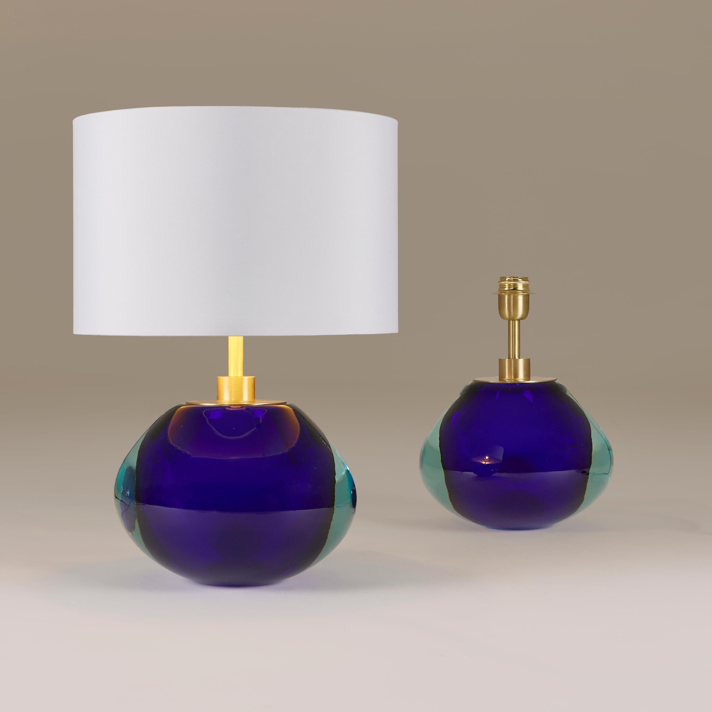 Zwei massive mundgeblasene elliptische Tischlampen aus ägyptisch blauem und aquamarinblauem Murano-Glas. Mit Beschlag aus gebürstetem Messing.
