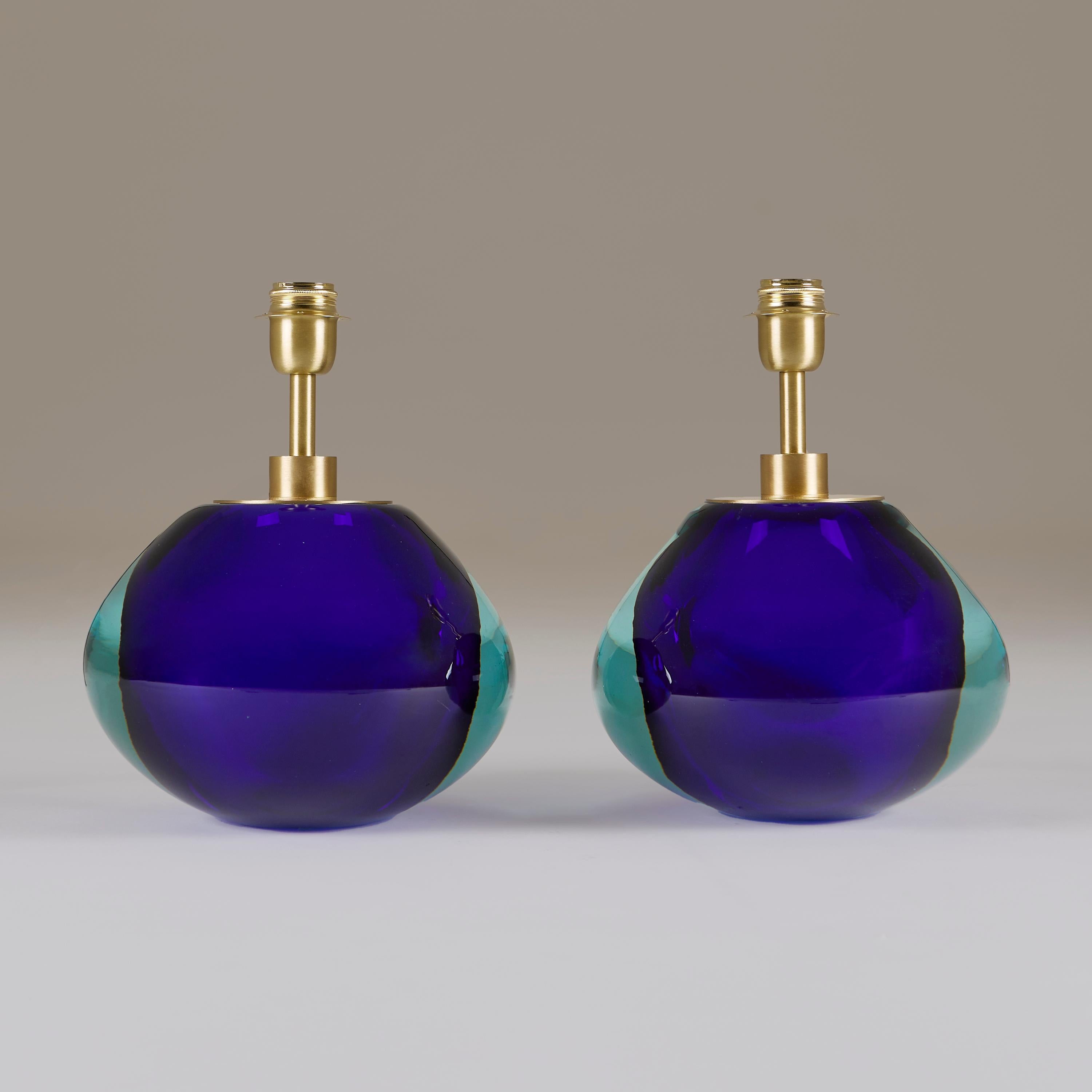 Paar italienische mundgeblasene Sommerso Tischlampen aus blauem und aquamarinfarbenem Murano und Messing (Italienisch) im Angebot