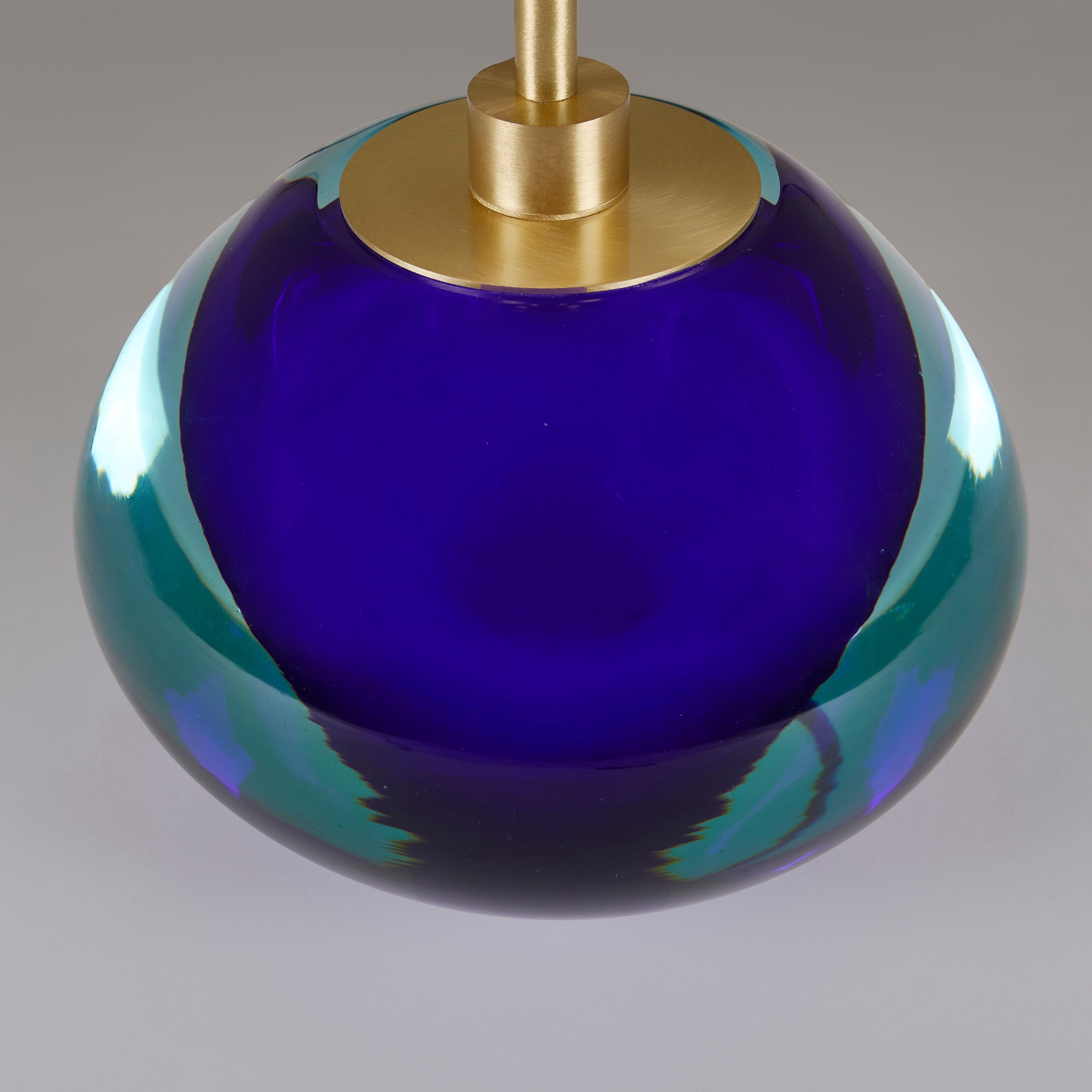Paar italienische mundgeblasene Sommerso Tischlampen aus blauem und aquamarinfarbenem Murano und Messing (21. Jahrhundert und zeitgenössisch) im Angebot