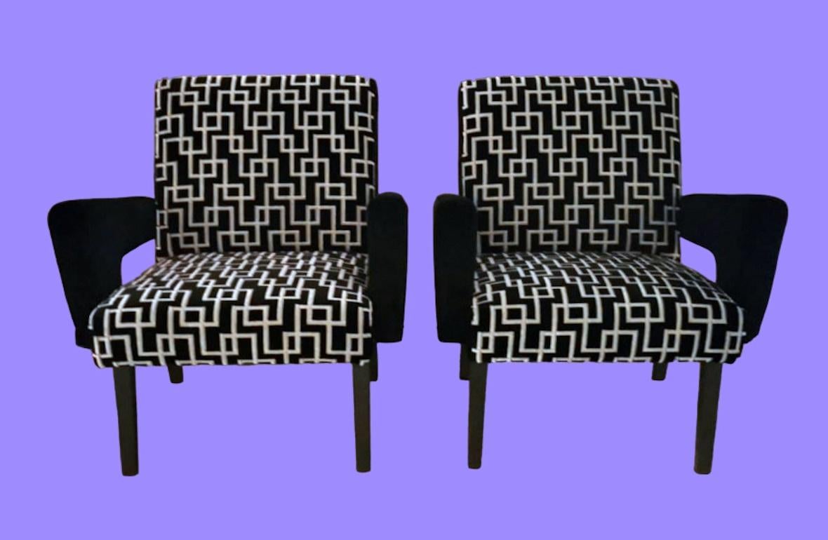 Mid-Century Modern Pair Of Italian Handcrafted Armchairs in Wood And Upholstered With Guild Velvet For Sale