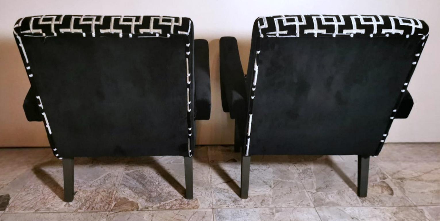 Mid-20th Century Pair Of Italian Handcrafted Armchairs in Wood And Upholstered With Guild Velvet For Sale