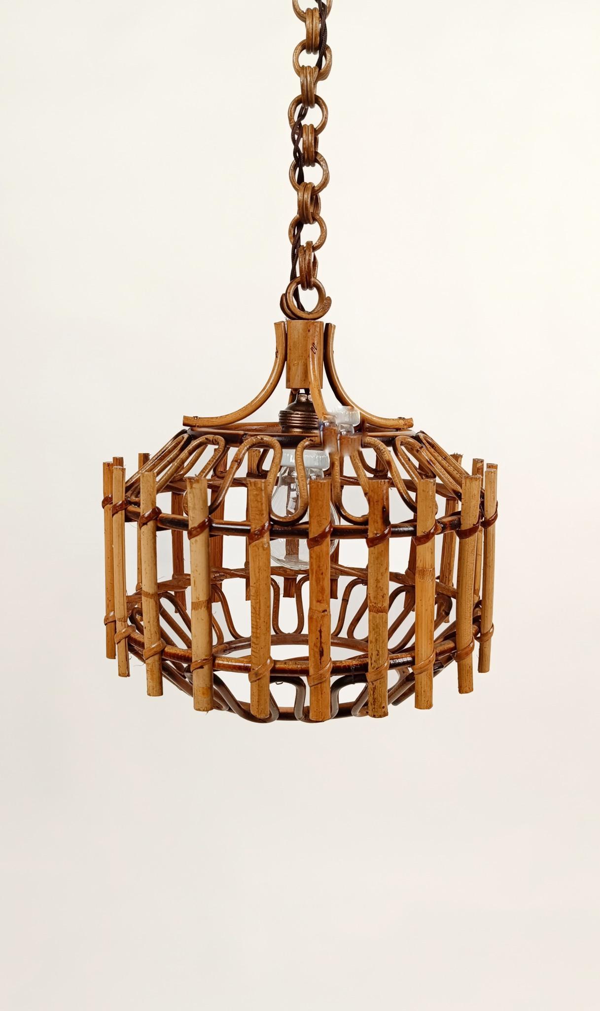 Offriamo in vendita una coppia di pendenti gemelli, realizzati in Italia tra gli anni '50 e '60.
La struttura a lanterna di
questi ciondoli vintage sono realizzati interamente a mano utilizzando fibre naturali come canne sottili o sezioni di canne,