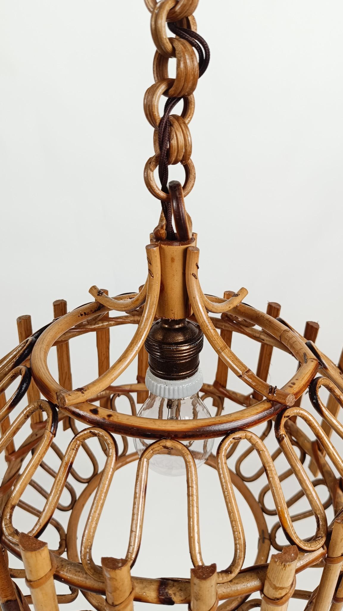 Mid-Century moderno Coppia di lampade a sospensione artigianali italiane in canna e rattan, stile Albini, anni '60 in vendita