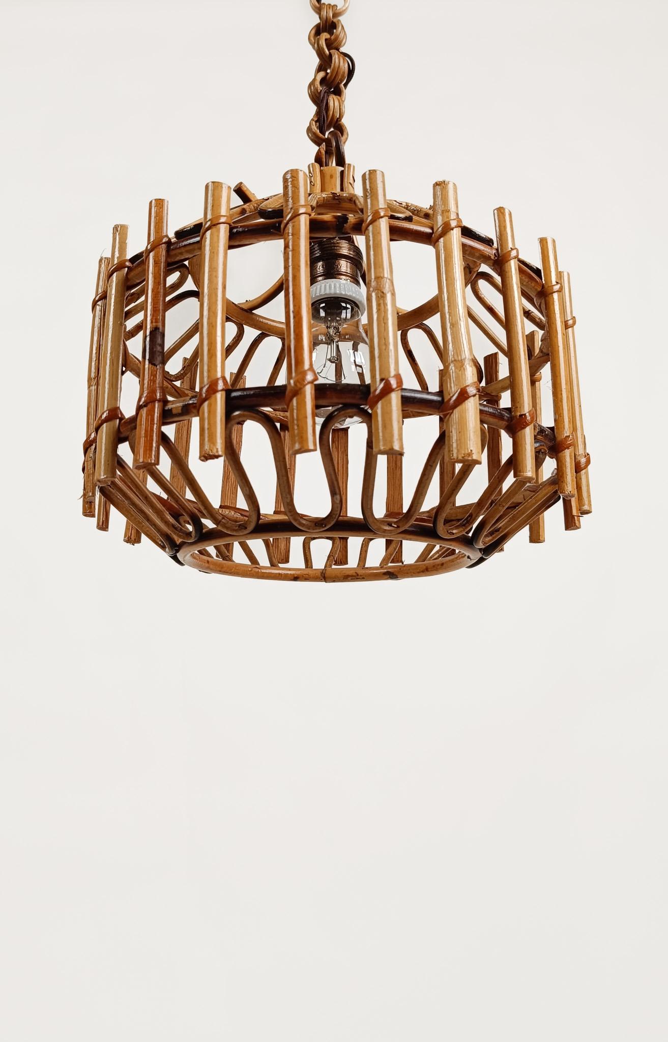 Italiano Coppia di lampade a sospensione artigianali italiane in canna e rattan, stile Albini, anni '60 in vendita