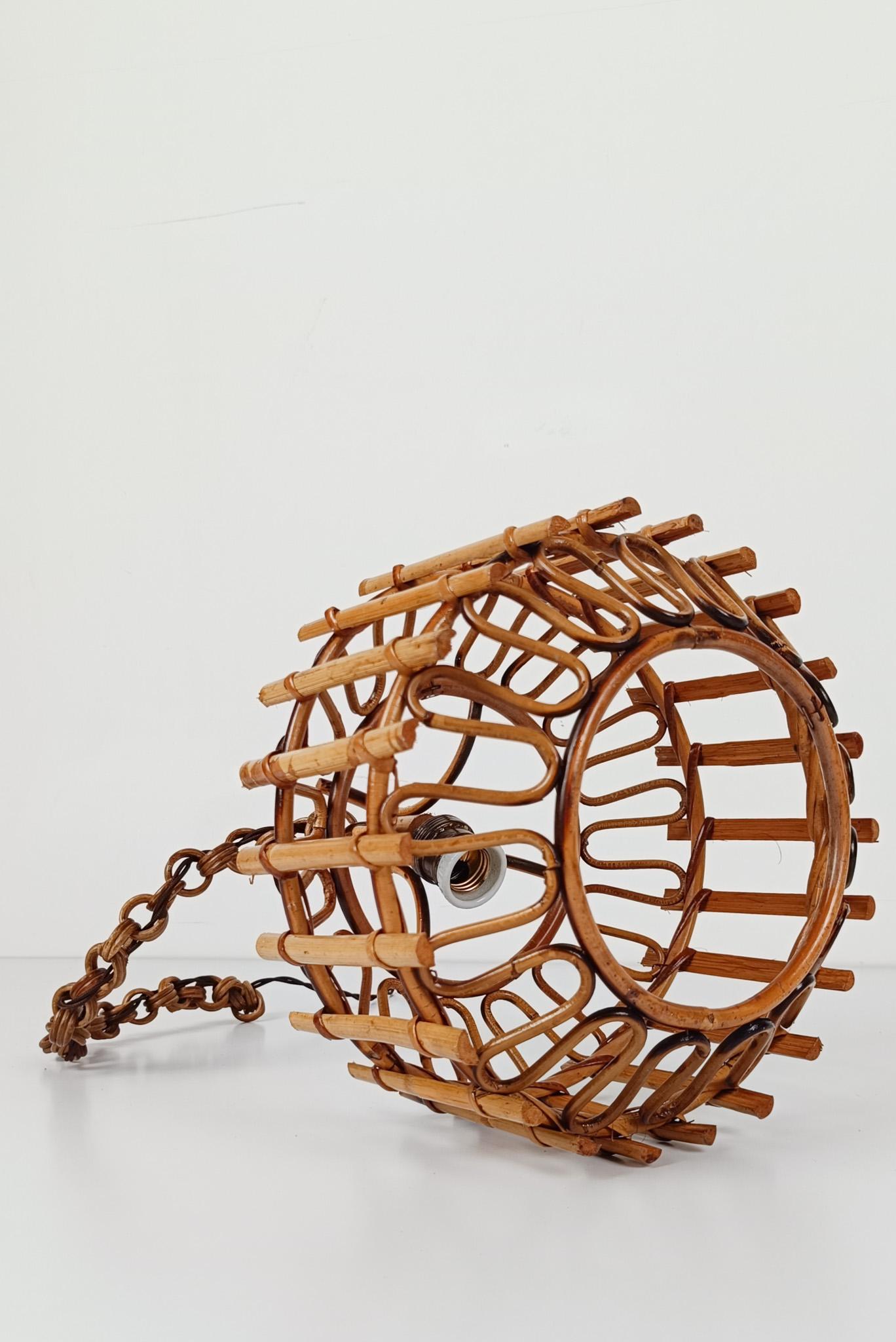 Coppia di lampade a sospensione artigianali italiane in canna e rattan, stile Albini, anni '60 in vendita 1