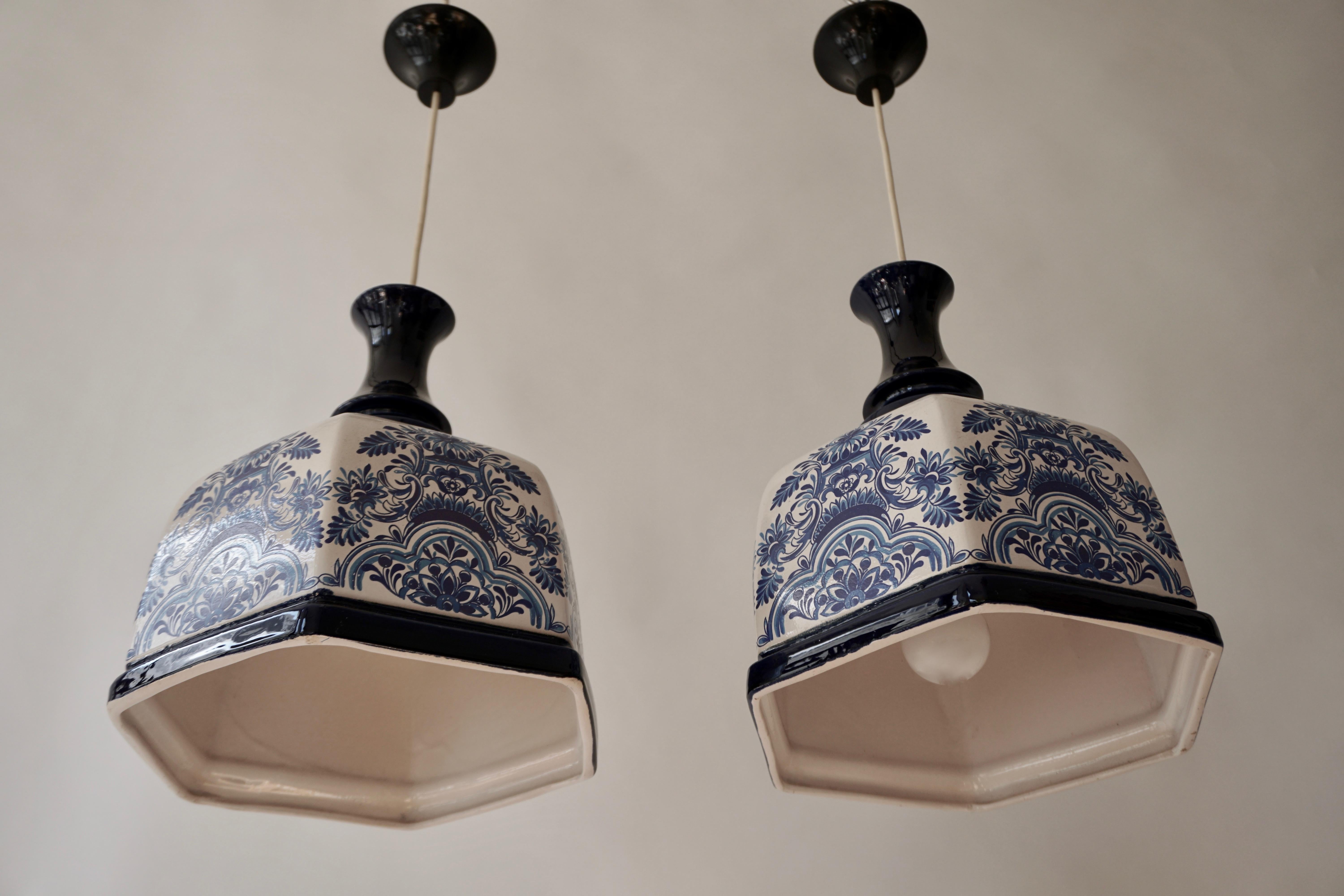 Pair of Italian Hollywood Regency Ceramic Floral Pendant Lights In Good Condition For Sale In Antwerp, BE