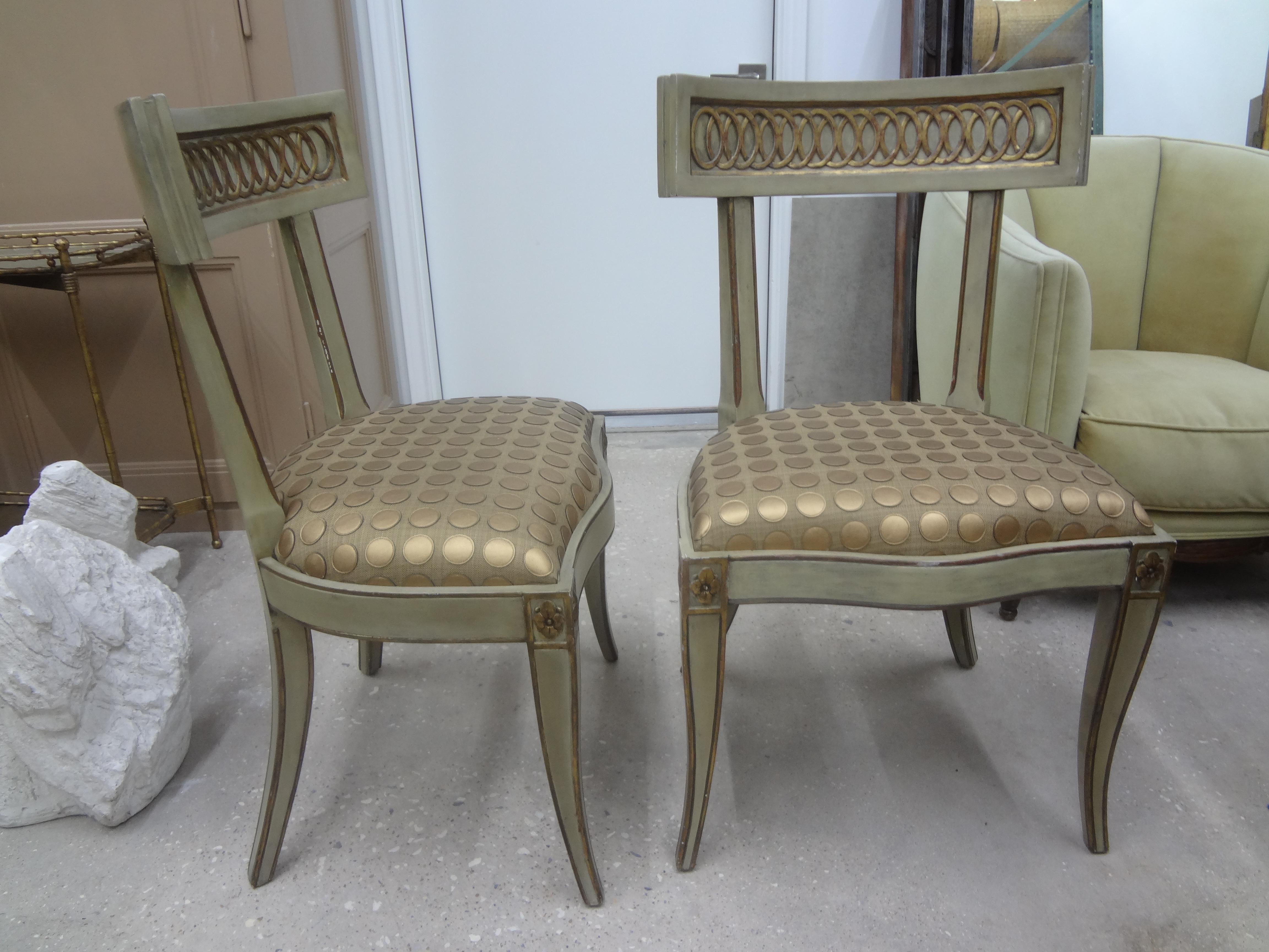 Ein Paar italienische Hollywood Regency Klismos Stühle (Klassisch-griechisch) im Angebot