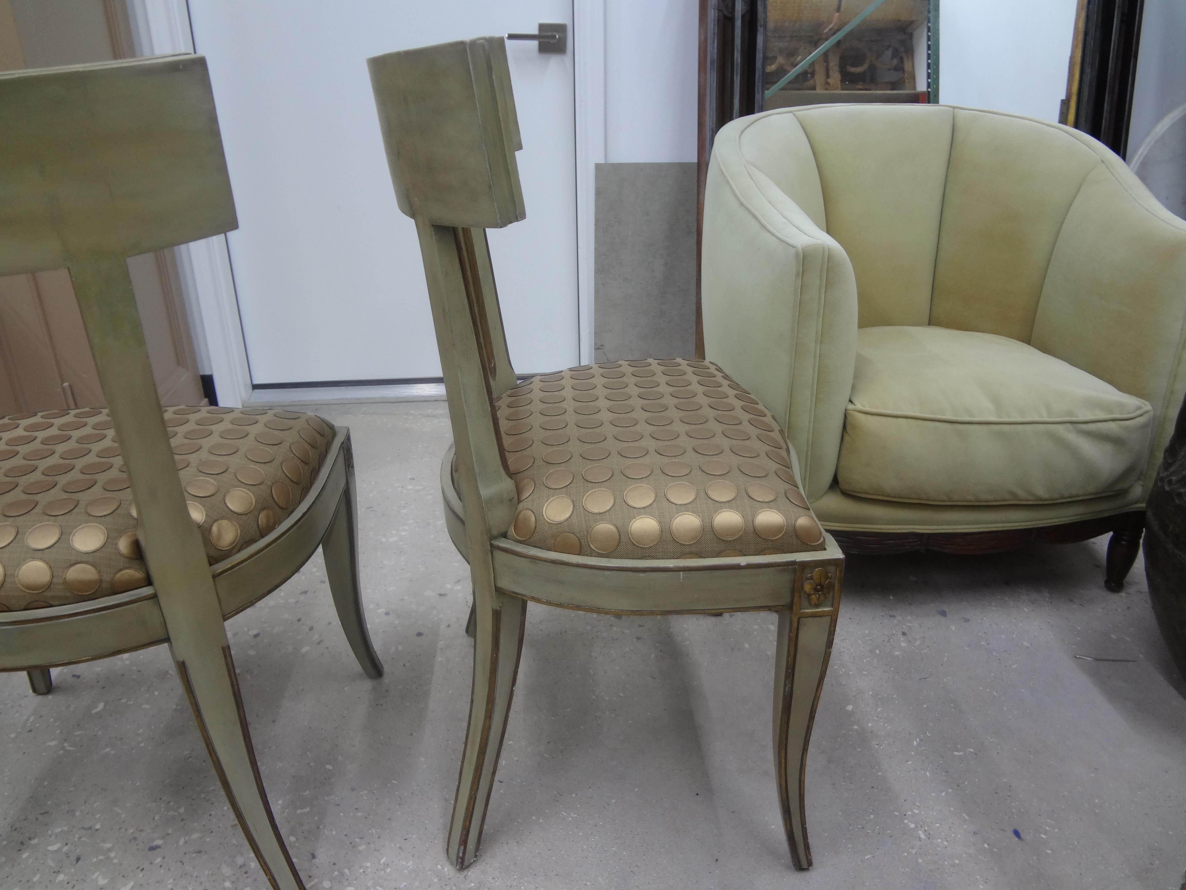 Ein Paar italienische Hollywood Regency Klismos Stühle (Holz) im Angebot