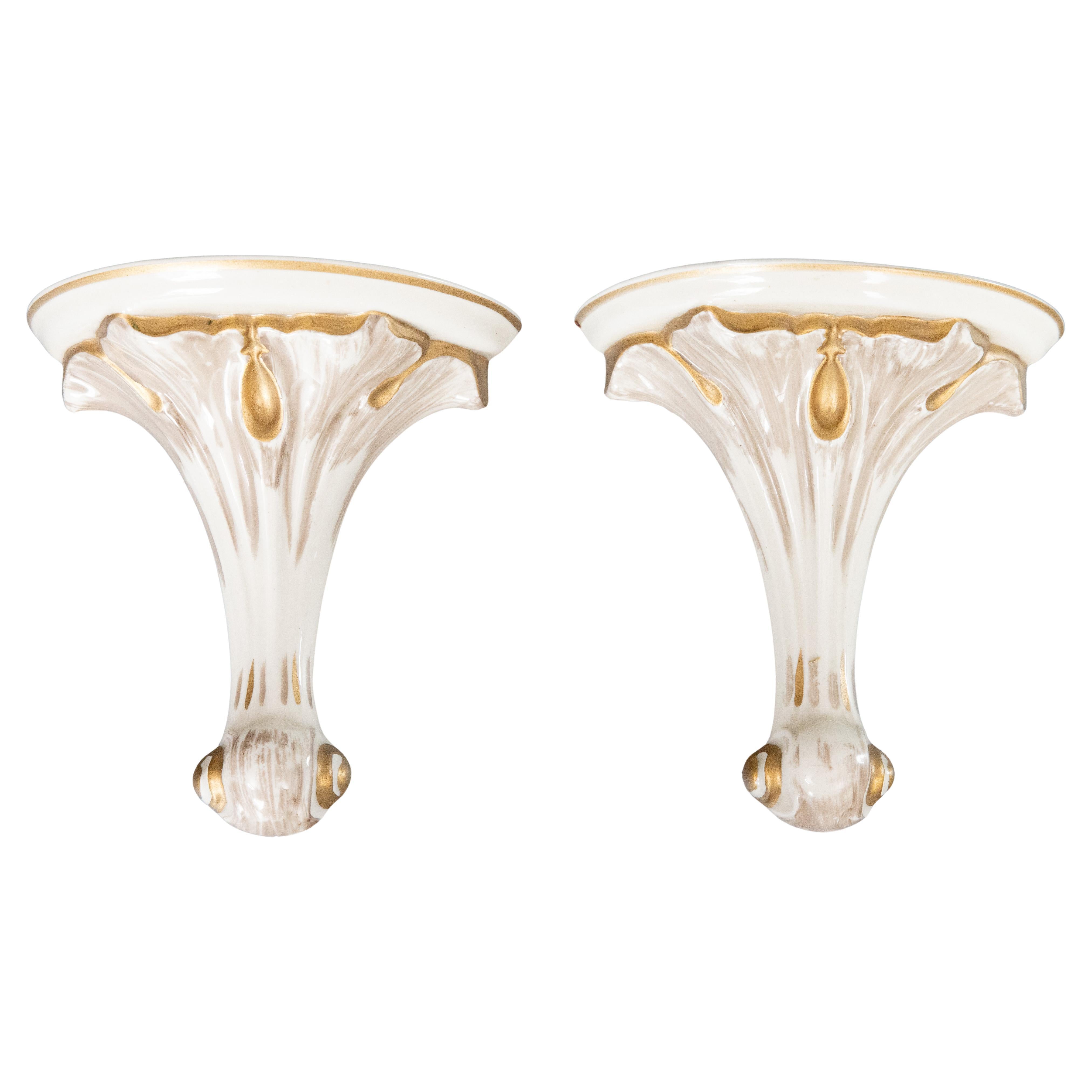 Pareja de estanterías con ménsulas de porcelana dorada estilo Hollywood Regency italiano, c. 1950