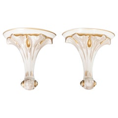 Paire d'étagères à supports en porcelaine dorée de style Hollywood Regency, vers 1950