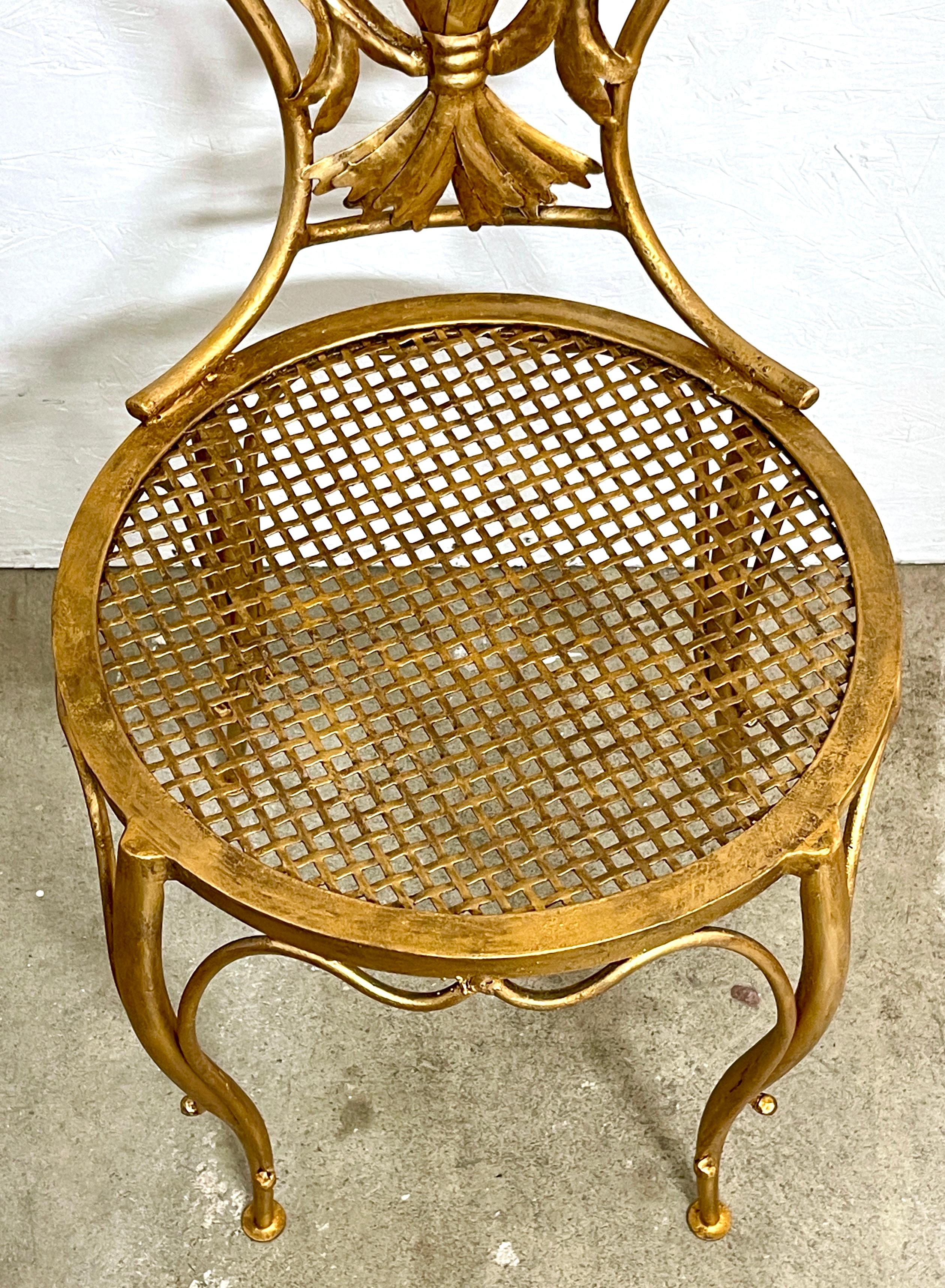 Paar italienische Hollywood-Regency-Stühle mit Weizengarbenblättern, von S. Salvadori  (Vergoldet) im Angebot