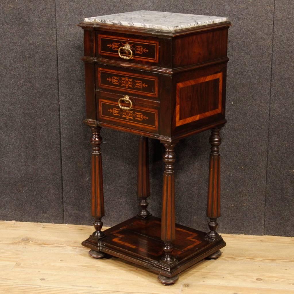 Pair of Italian bedside tables from the first half of the 20th century. High quality furniture pleasantly inlaid in walnut, rosewood, mahogany, palisander, maple and fruitwood. Built-in marble tops in good condition. Bedside tables with one drawer