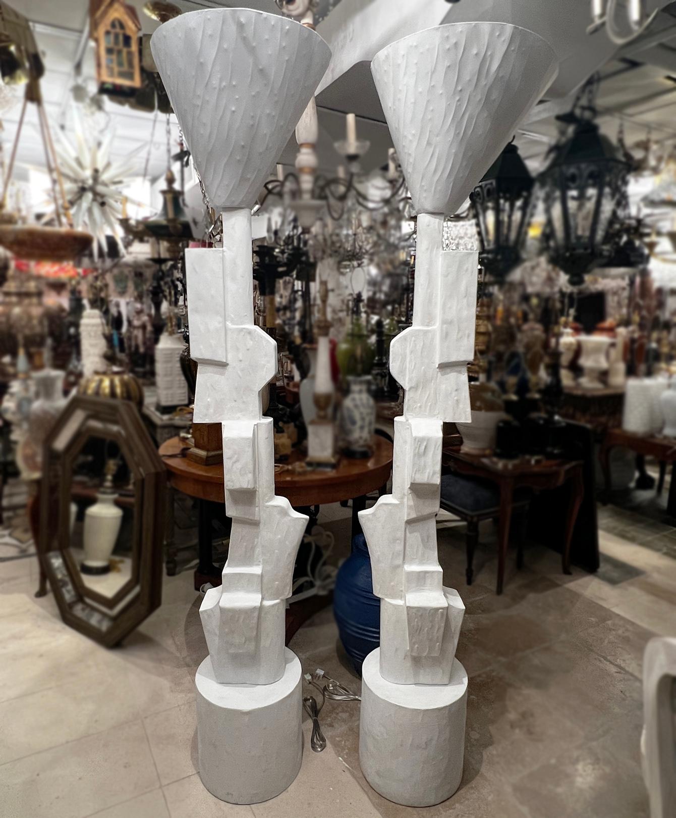 Ein Paar italienische Stehlampen aus Eisen im Angebot 1