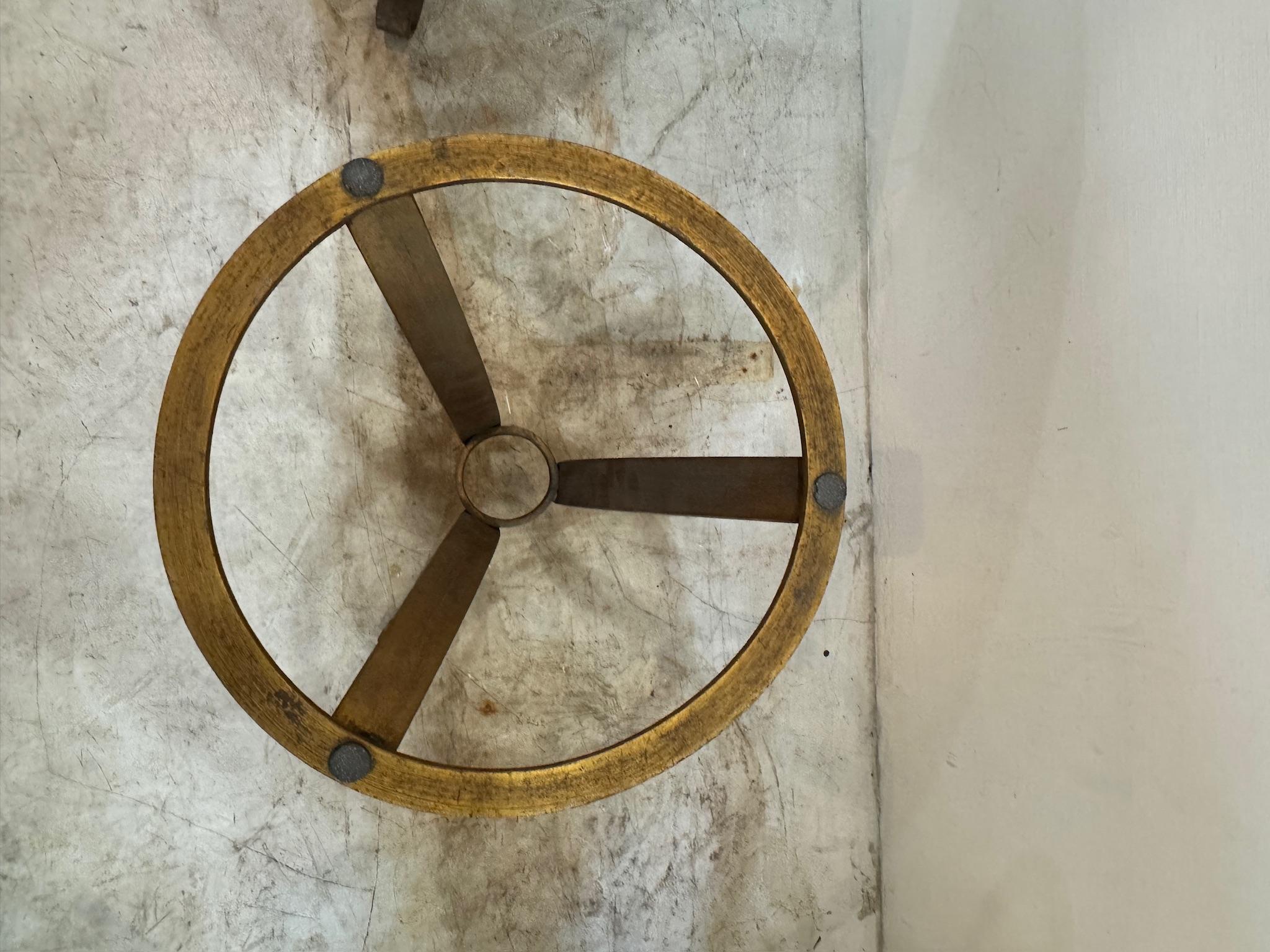 Paar italienische Beistelltische aus Eisen mit Marmorplatten (2 Tische) (Moderne der Mitte des Jahrhunderts)